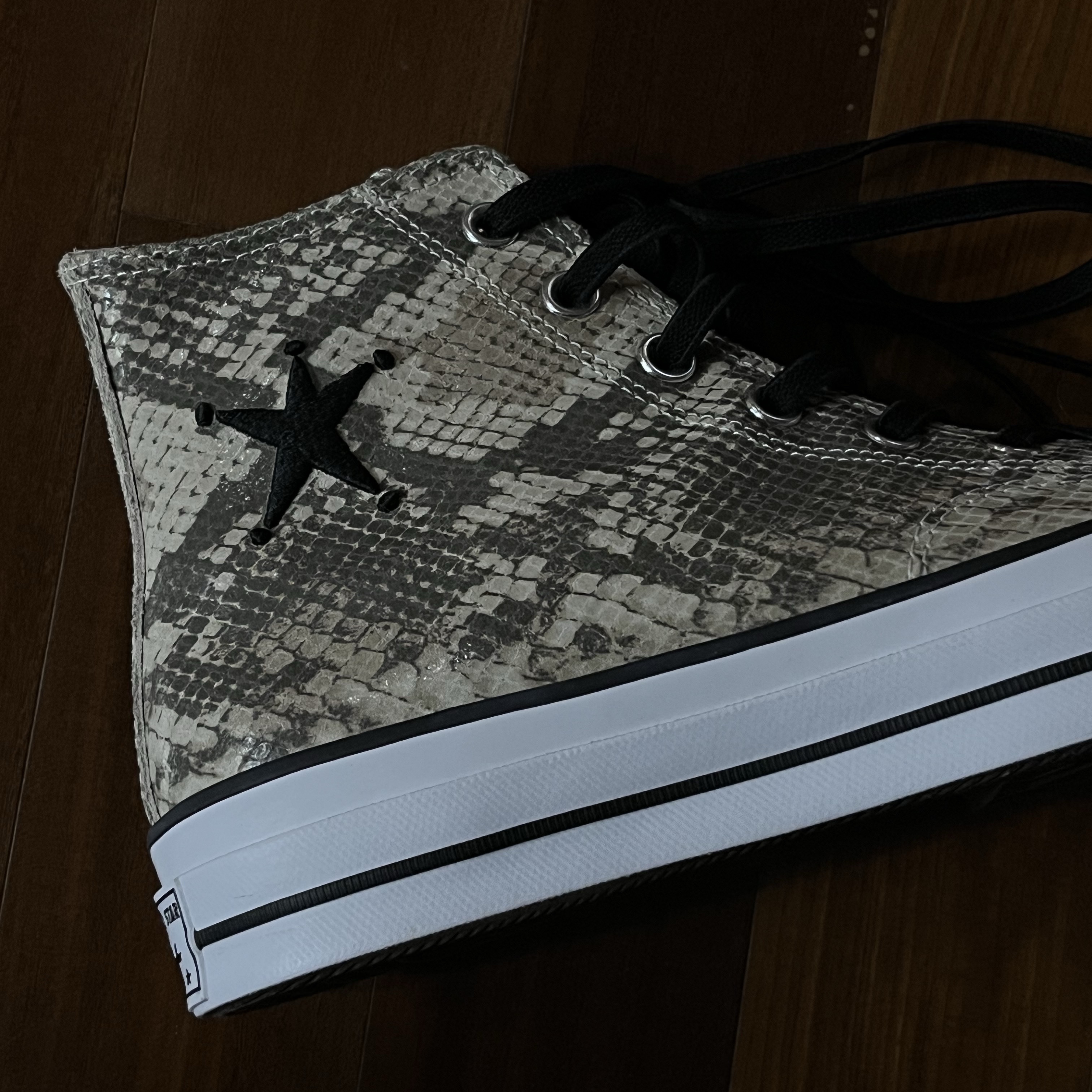 Converse x Stussy Chuck 70 High Leather Snakeskin 착용 스타일 - 1