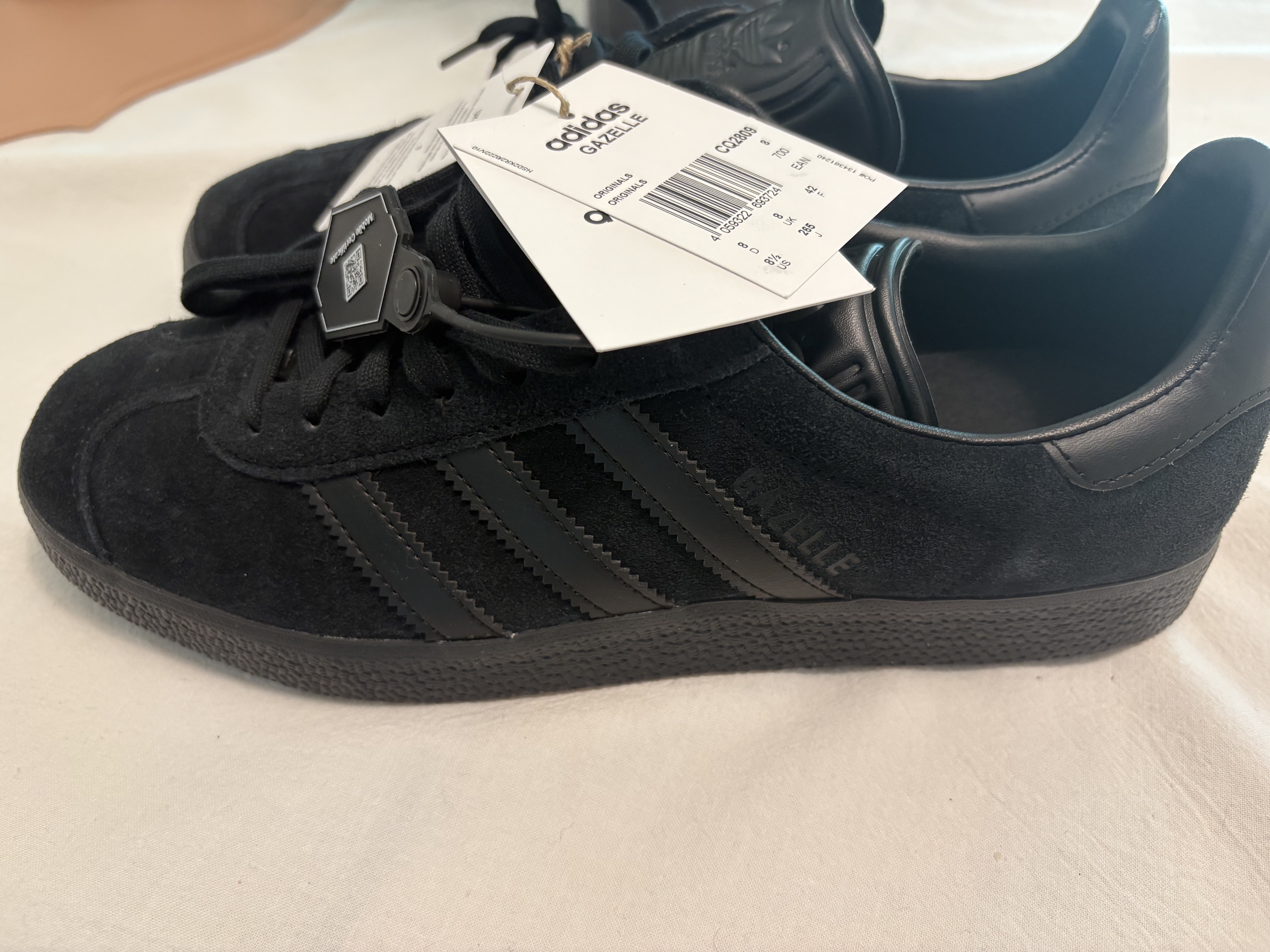 Adidas Gazelle Triple Black 착용 스타일