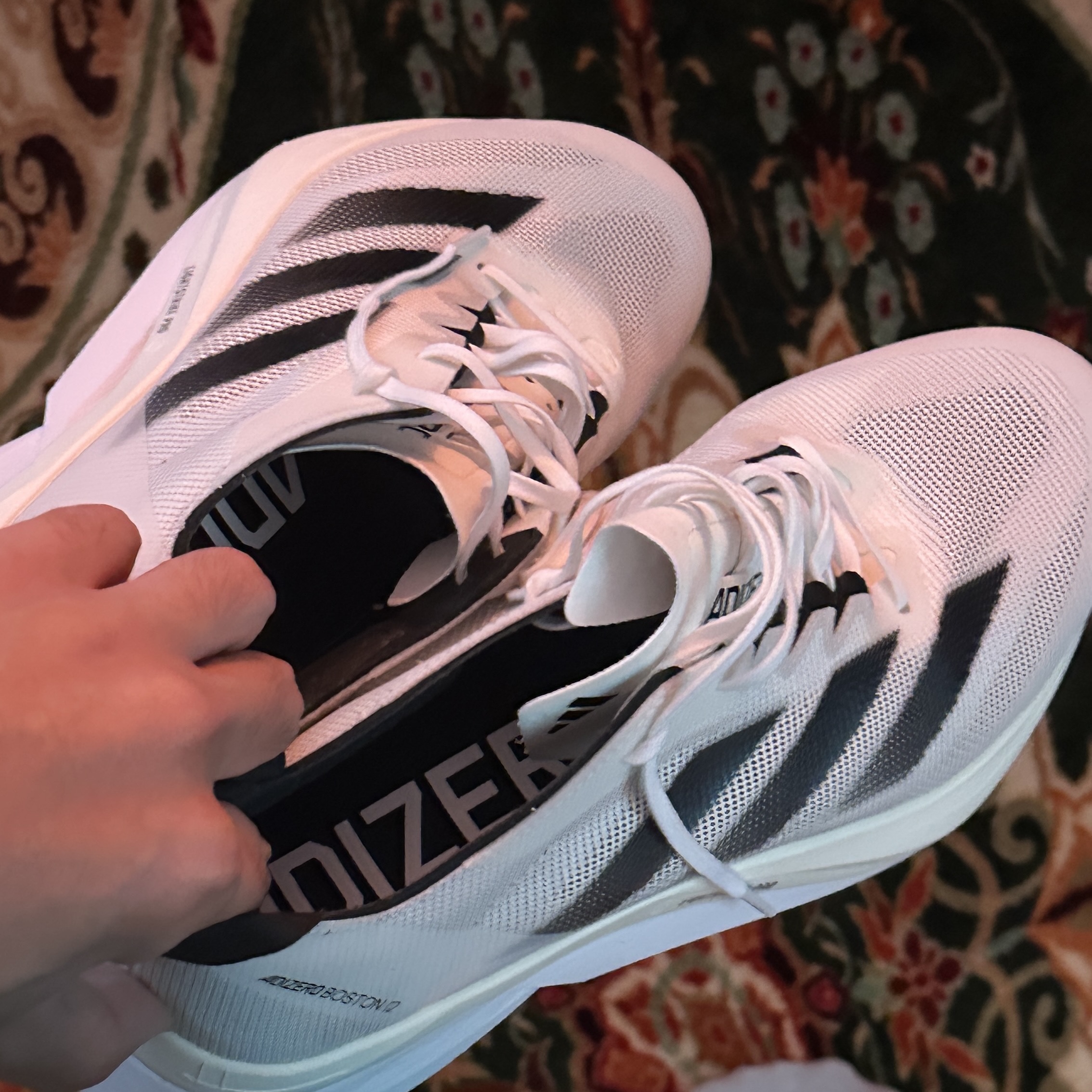 Adidas Adizero Boston 12 Cloud White Core Black Night Metallic 착용 스타일 - 2