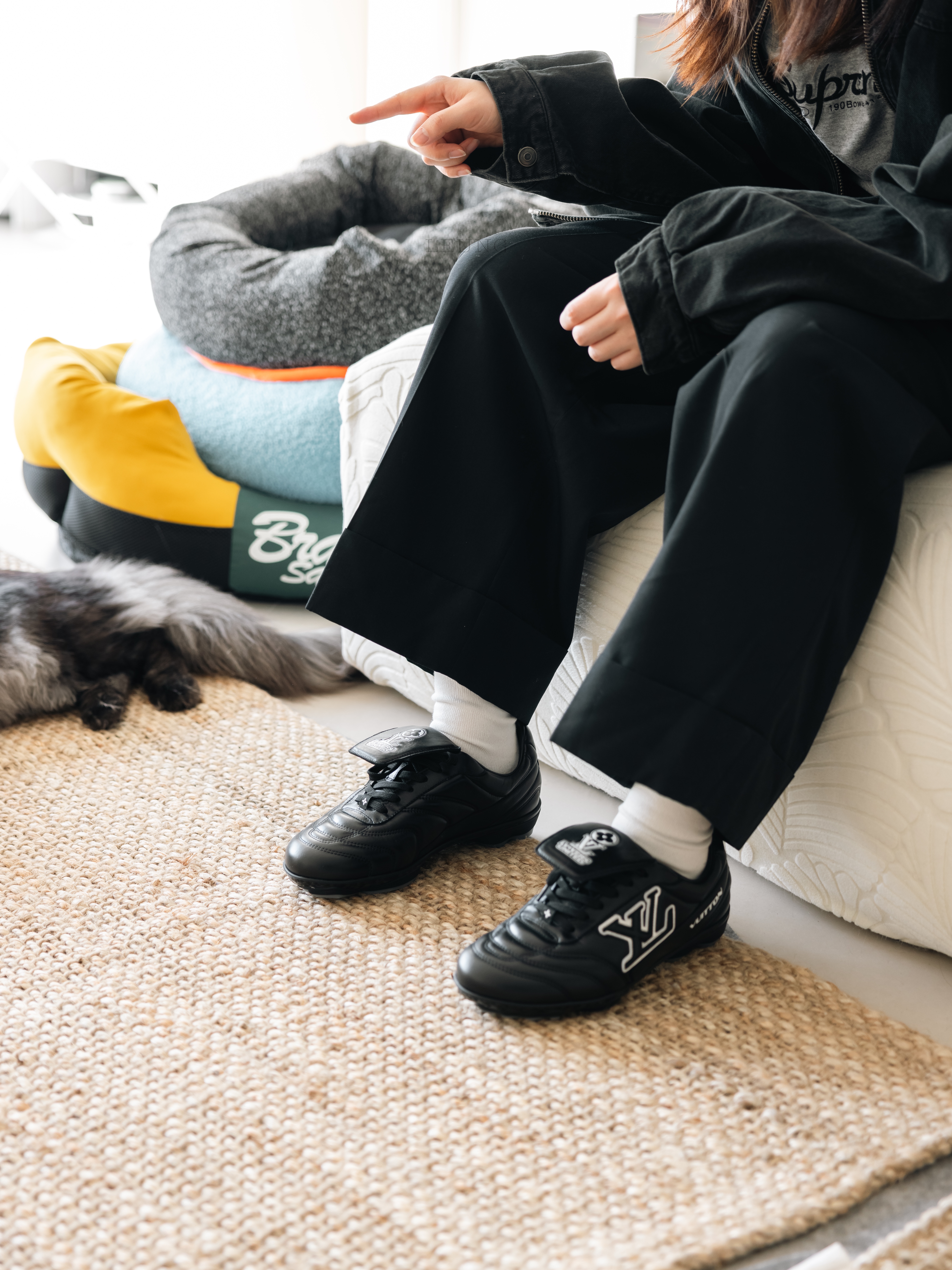 Louis Vuitton LV Footprint Soccer Sneakers Black 착용 스타일 - 2