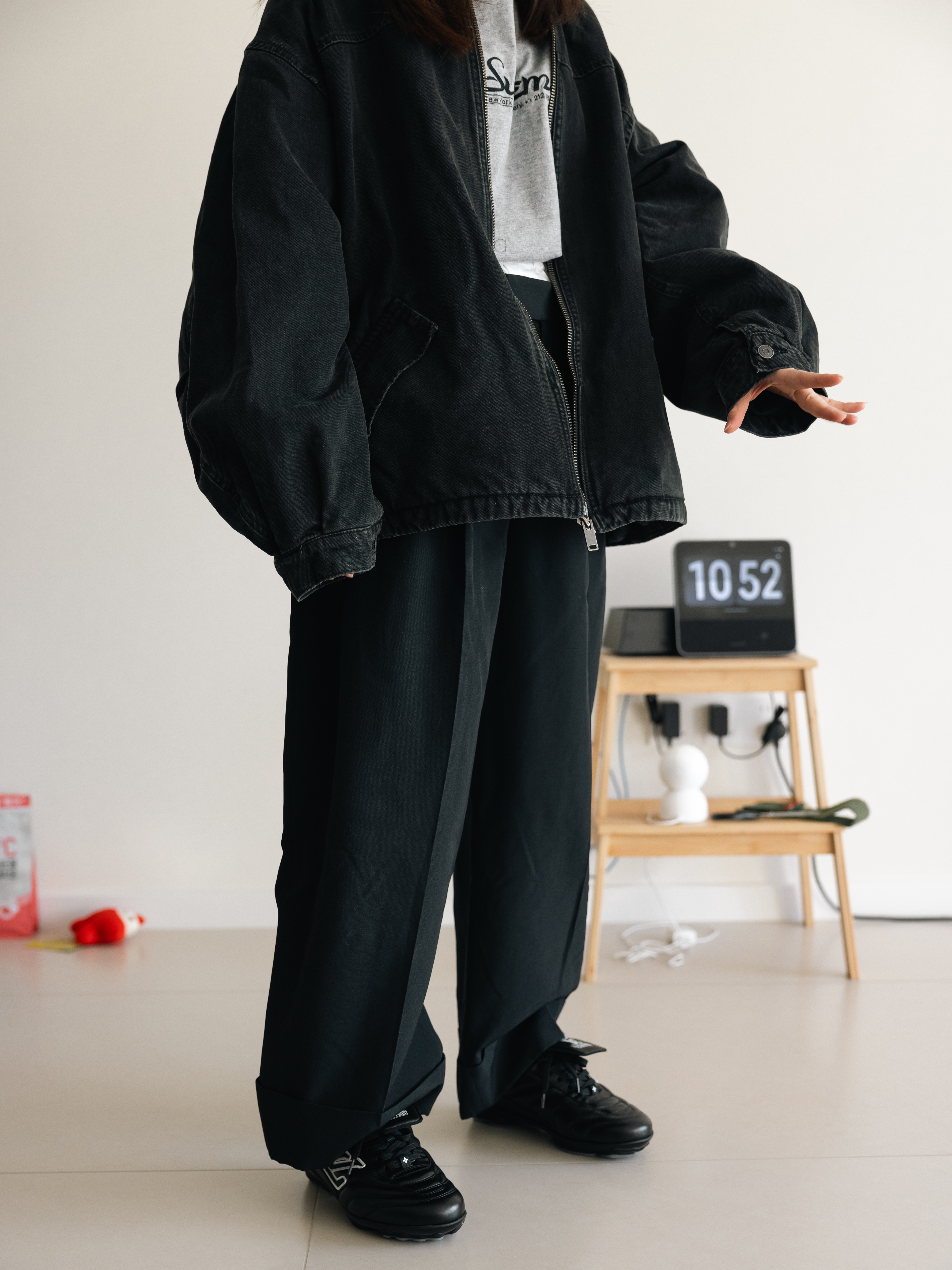 Louis Vuitton LV Footprint Soccer Sneakers Black 착용 스타일 - 1