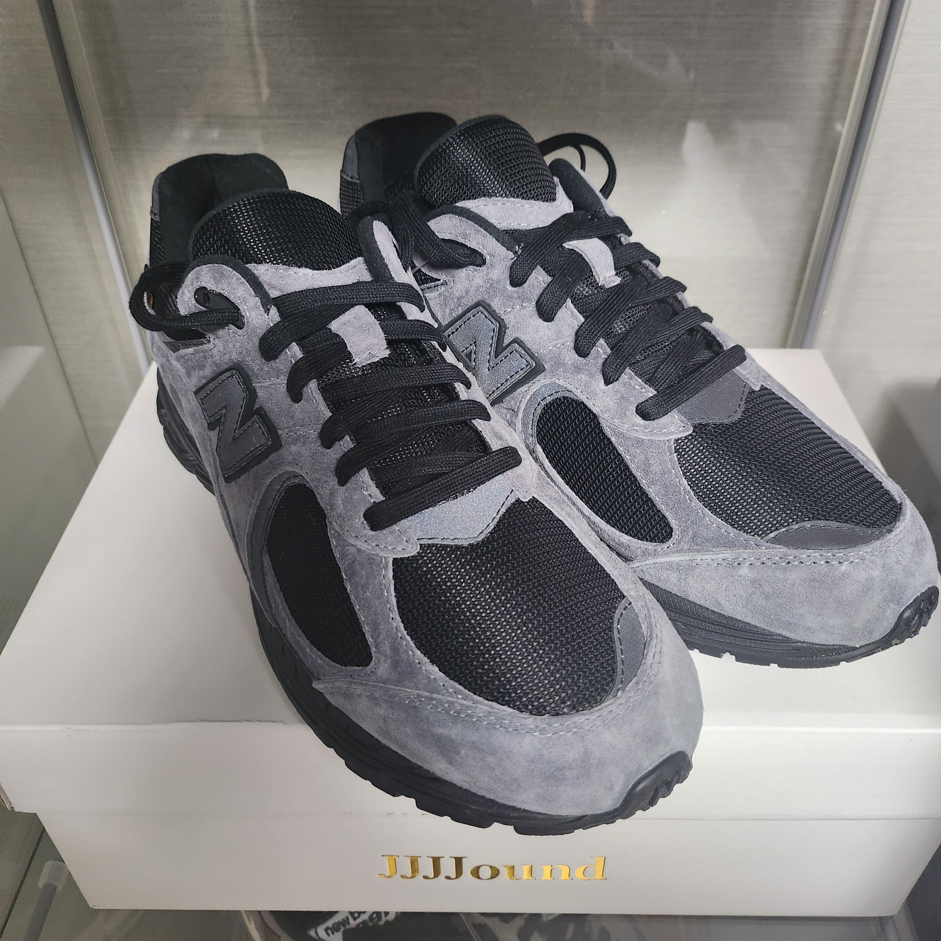 New Balance x JJJJound 2002R Gore-Tex Charcoal 착용 스타일 - 3