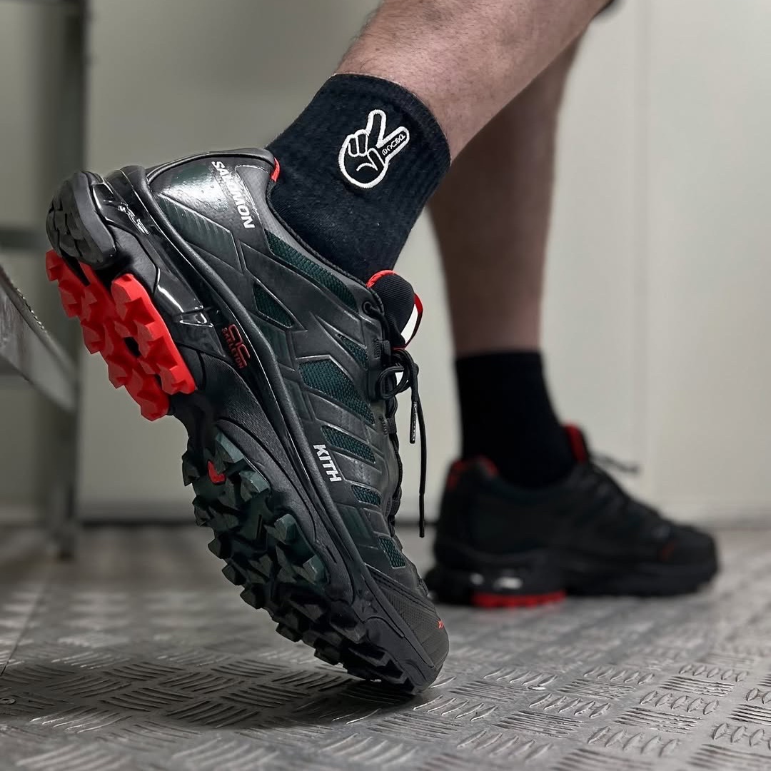 Salomon x Kith XT-4K Black Scarab 착용 스타일 - 1