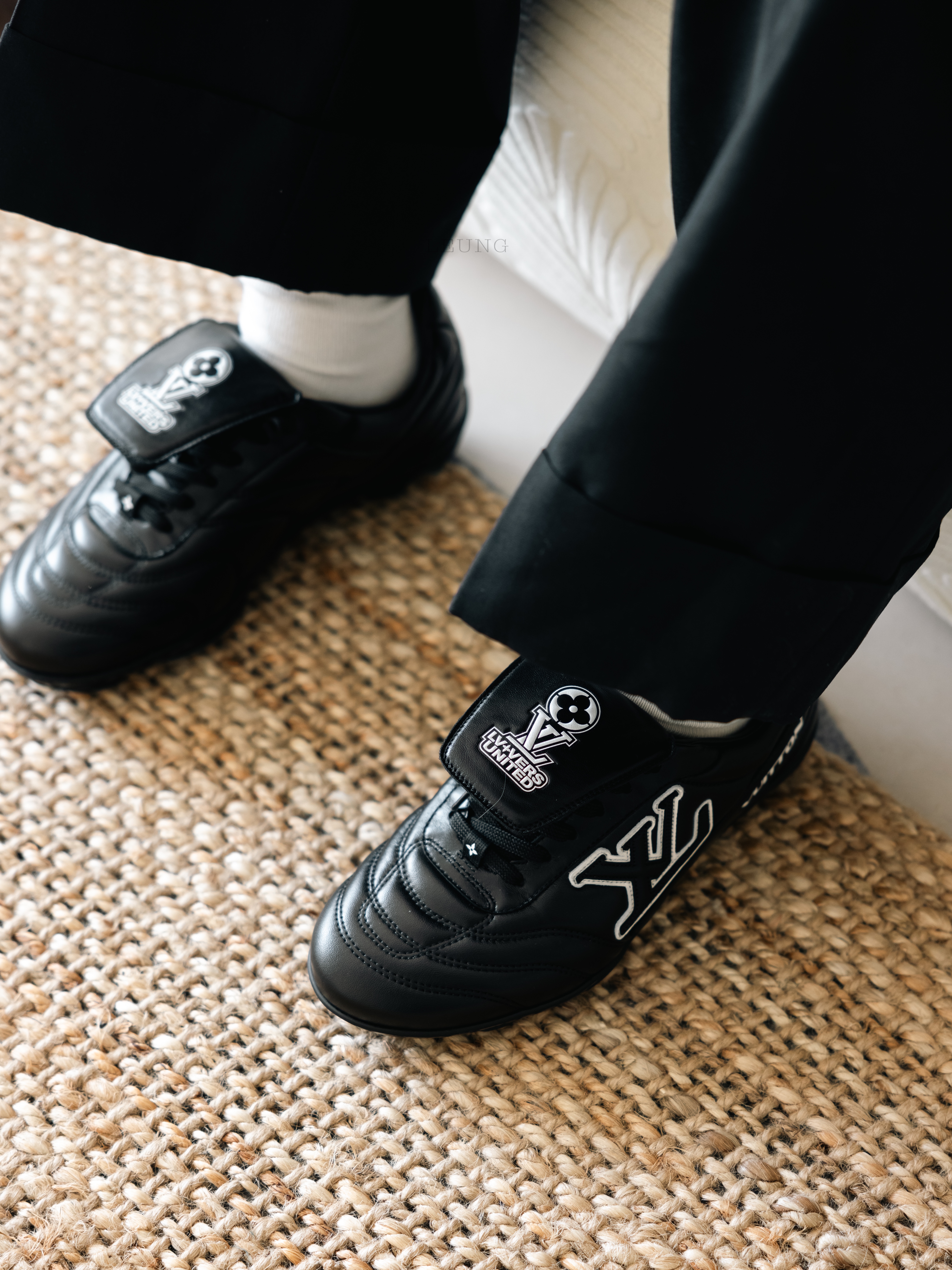 Louis Vuitton LV Footprint Soccer Sneakers Black 착용 스타일 - 3