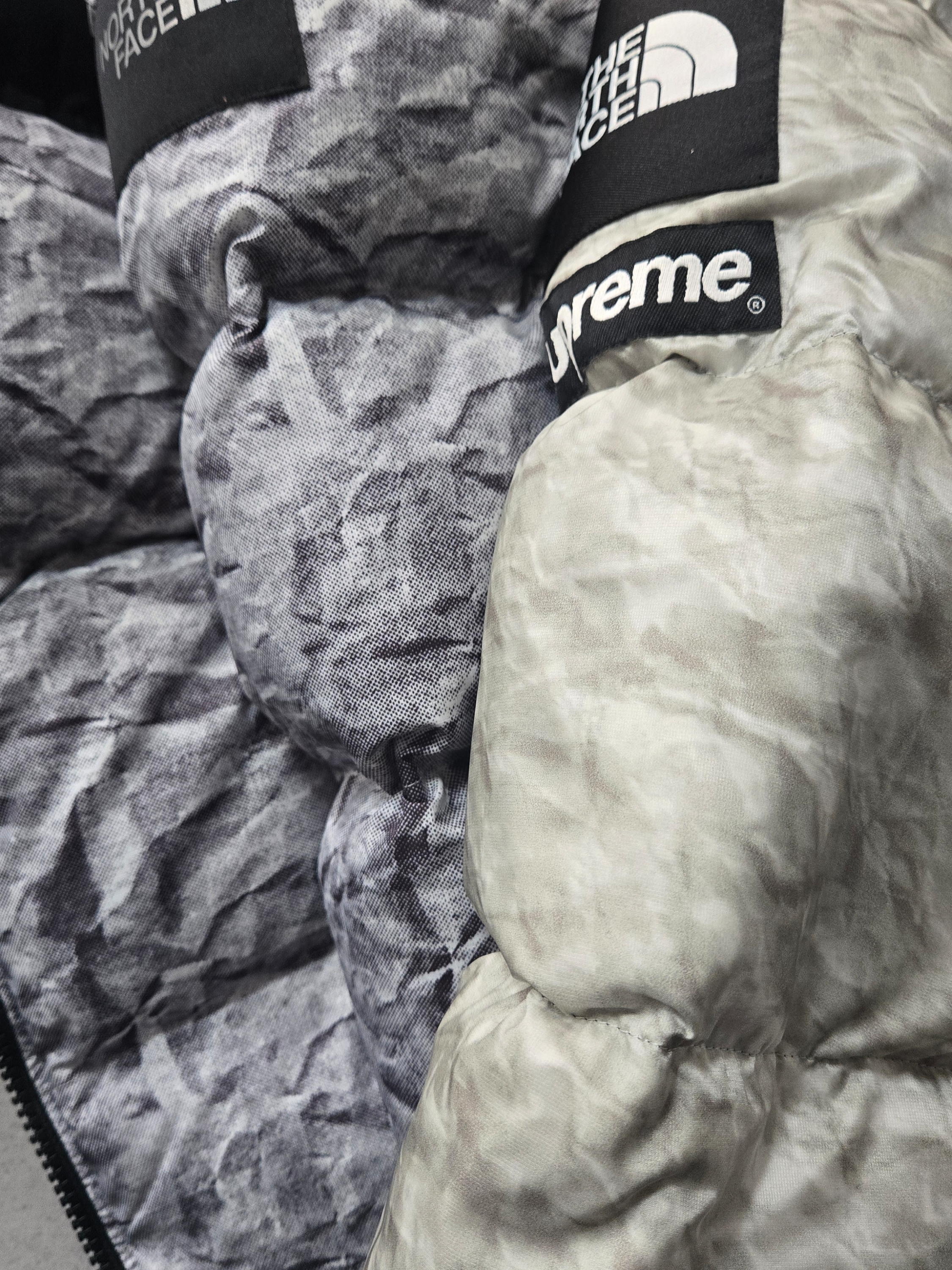 Supreme x The North Face Paper Print Nuptse Jacket - 19FW 착용 스타일