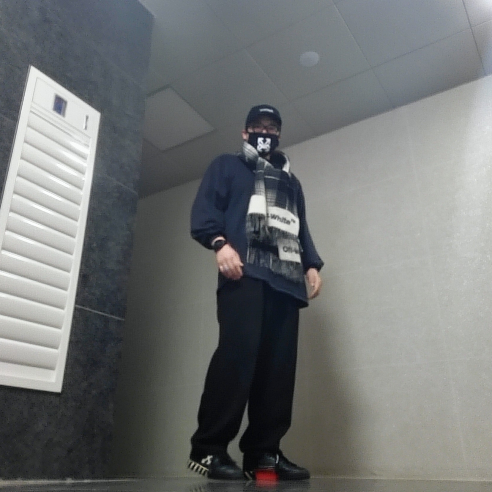Supreme Washed Chino Twill Camp Cap Black, Off-White New Arrow Low Vulcanized Sneakers Black White - 20FW 착용 스타일 - 1