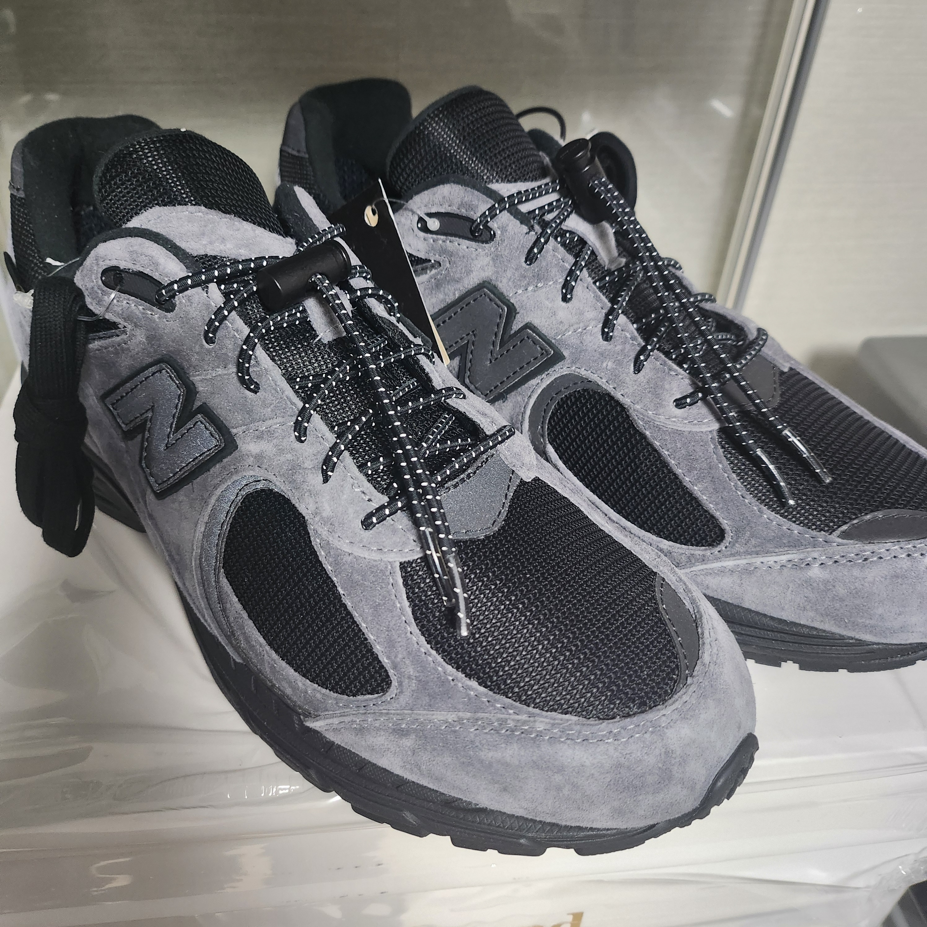 New Balance x JJJJound 2002R Gore-Tex Charcoal 착용 스타일 - 5