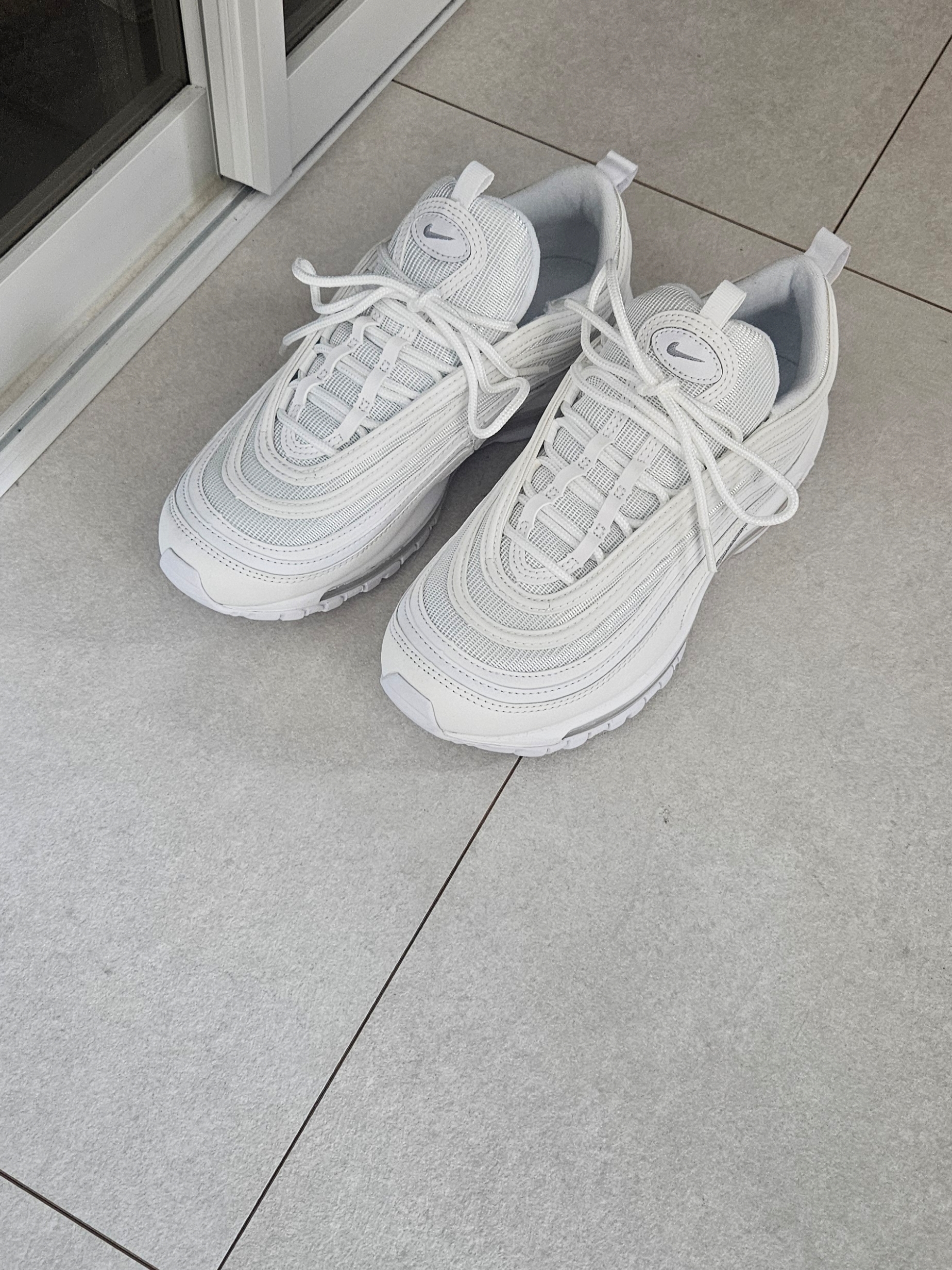 Nike Air Max 97 Triple White Wolf Grey 착용 스타일