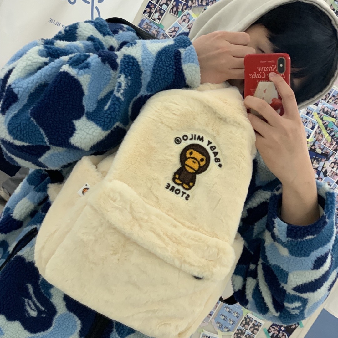 BAPE Baby Milo Fur Medium Backpack Ivory, BAPE ABC Camo Boa Ripstop Reversible Jacket Blue 착용 스타일 - 2