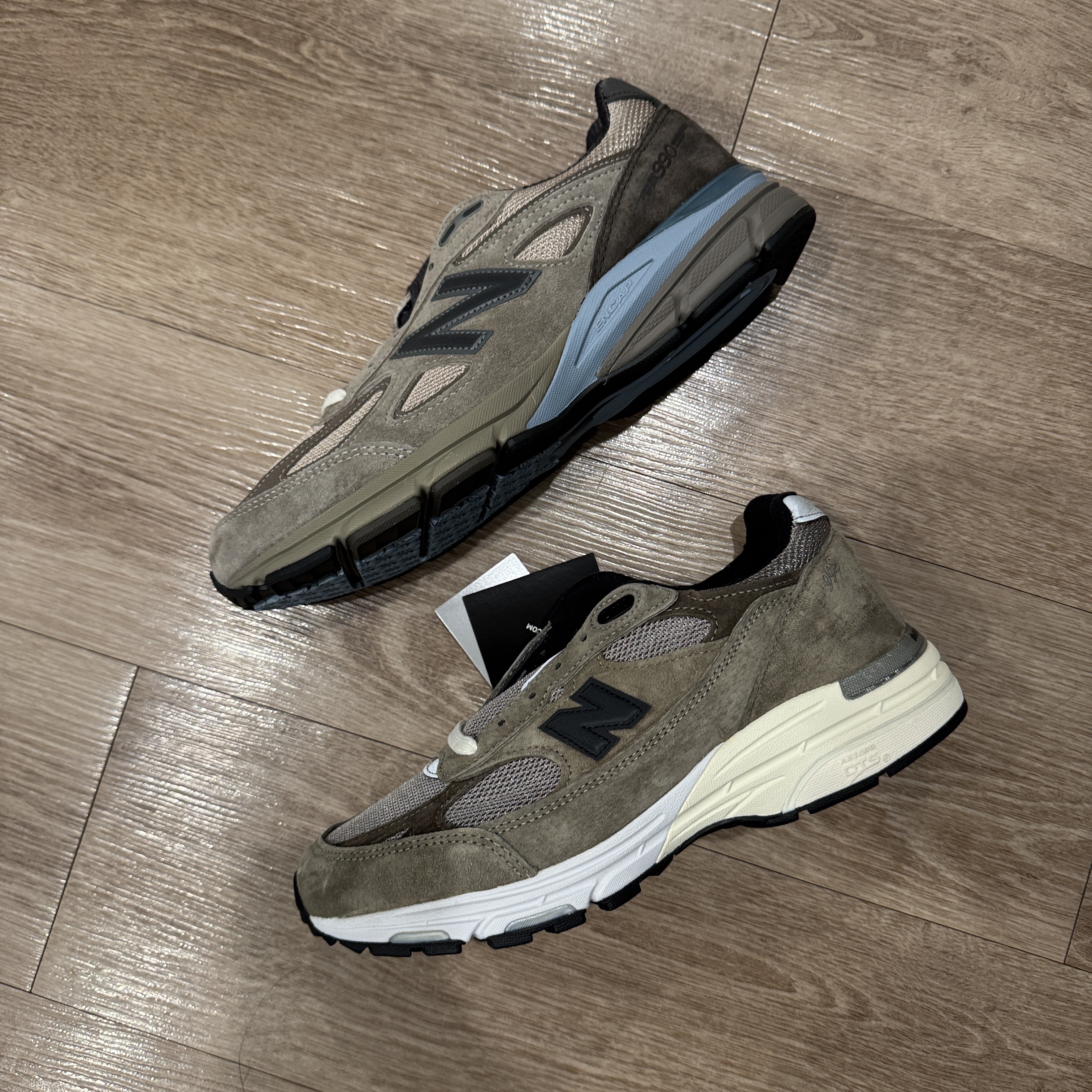 New Balance x JJJJound 993 Made in USA Mushroom White, New Balance x Auralee 990v4 Made in USA London Fog 착용 스타일