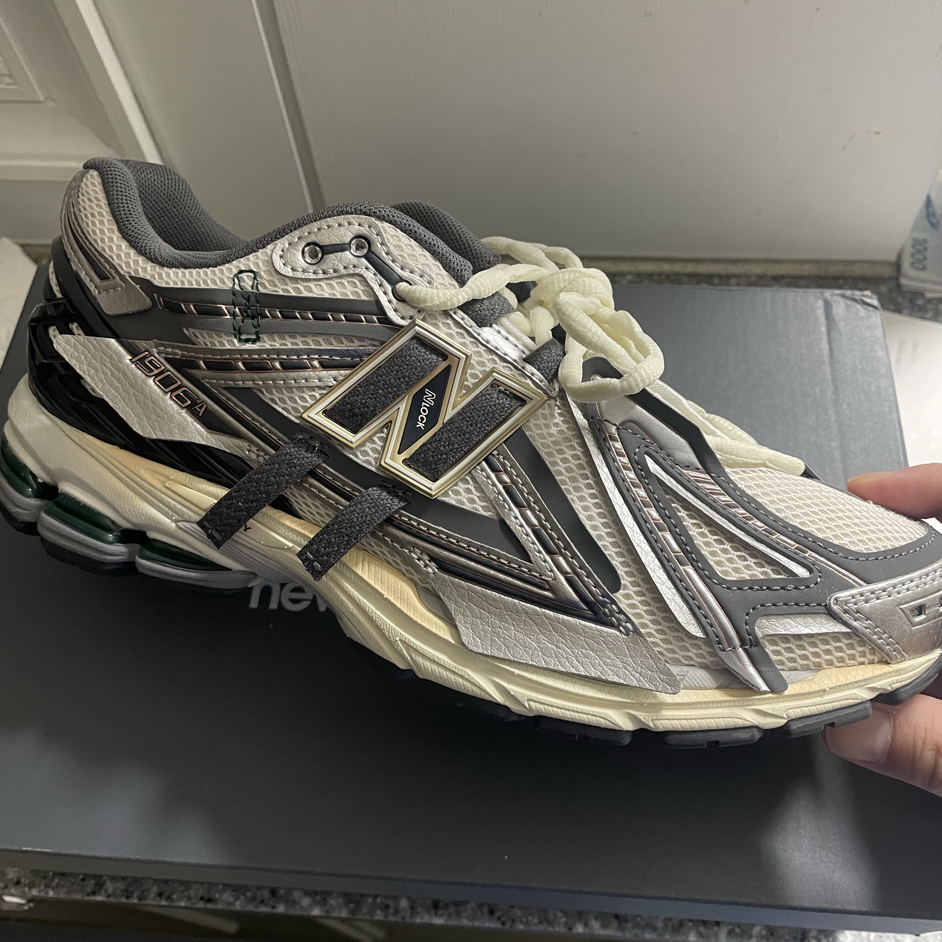 New Balance 1906A Silver Metallic Castlerock 착용 스타일