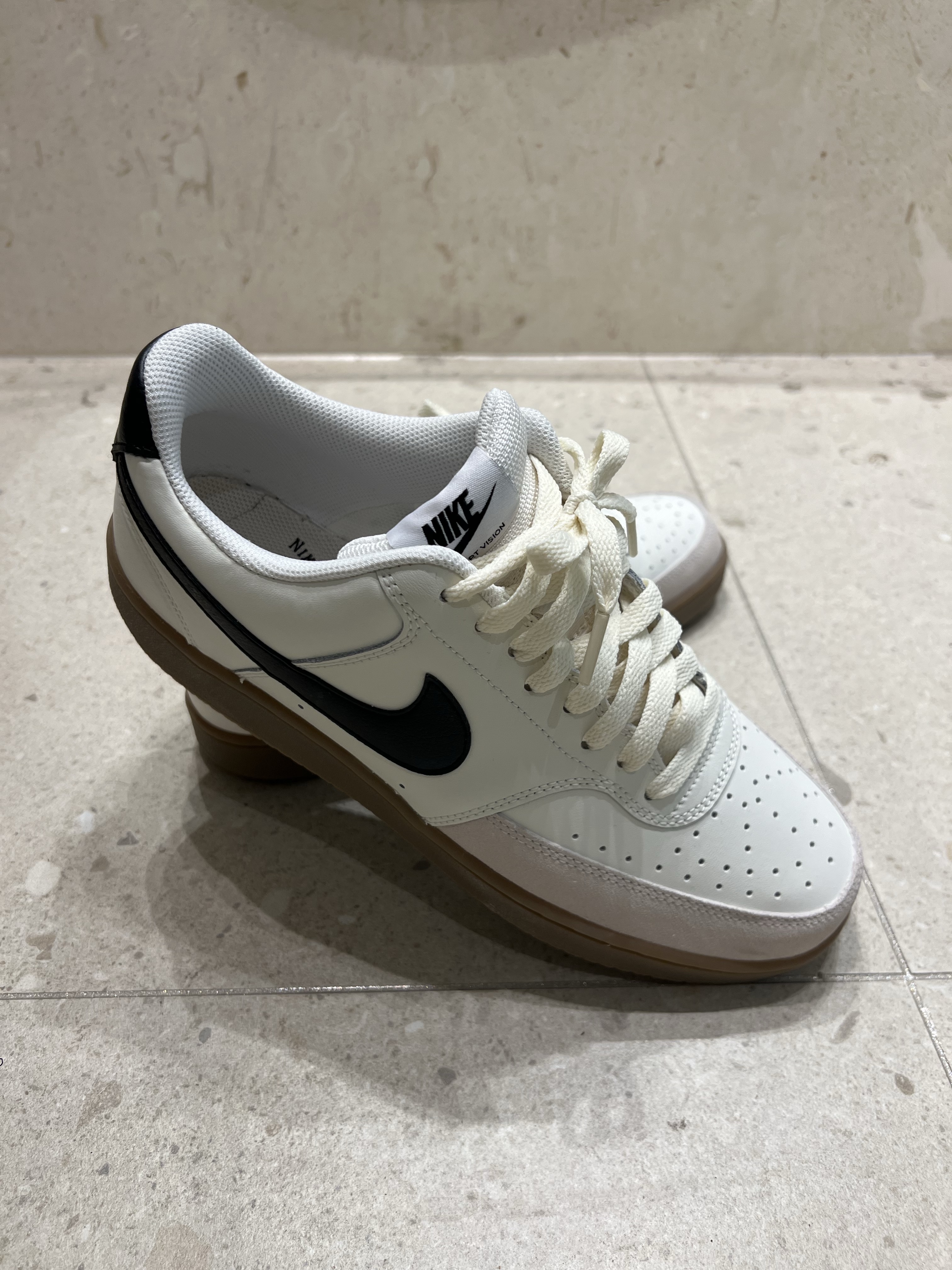 Maison Kitsune Bold Fox Head Patch Oversize Sweatshirt Dark Grey Melange, Nike Court Vision Low Sail Light Orewood Brown 착용 스타일 - 4