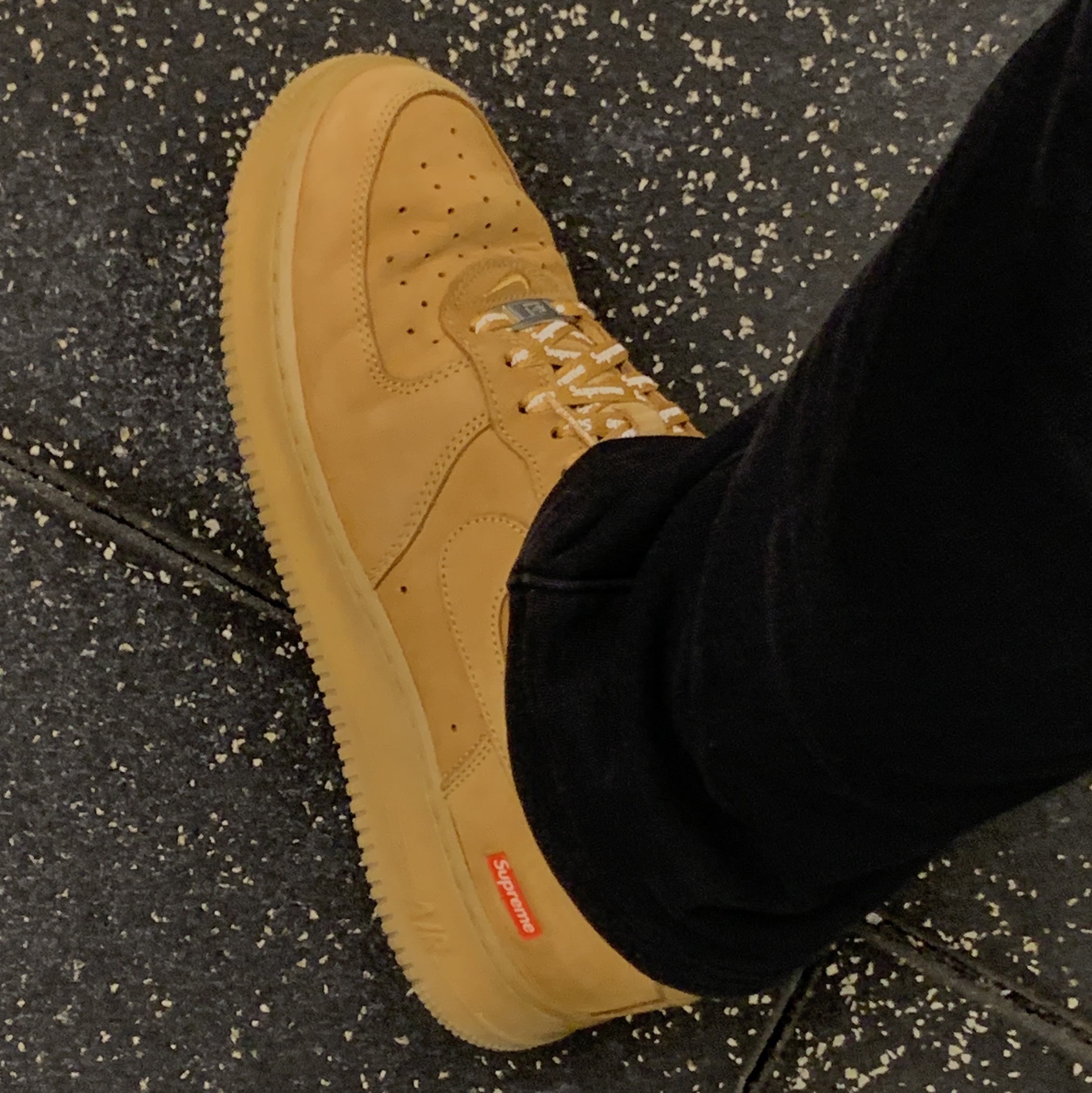 Nike x Supreme Air Force 1 Low Flax 착용 스타일
