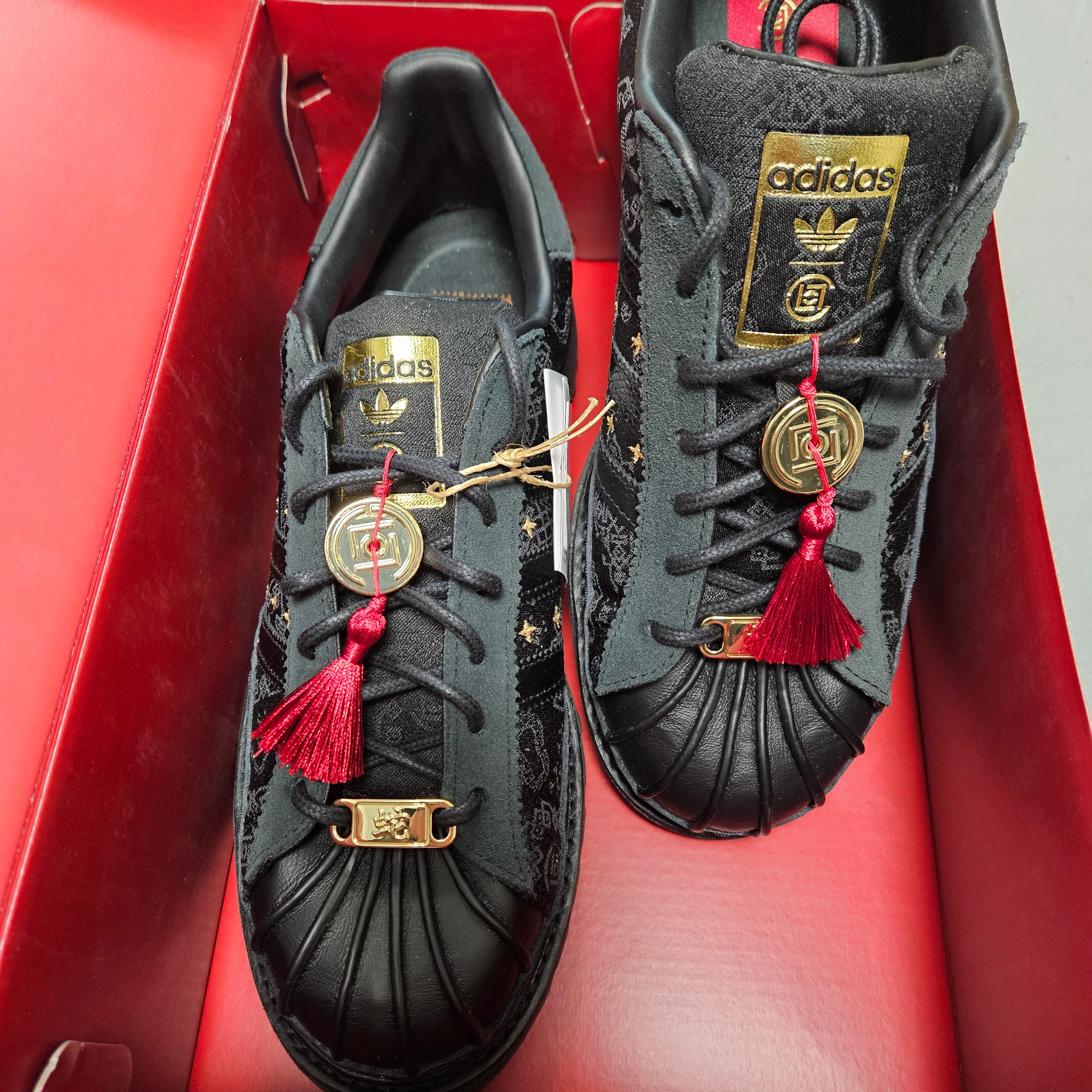 Adidas x Clot Superstar Core Black Carbon 착용 스타일 - 1