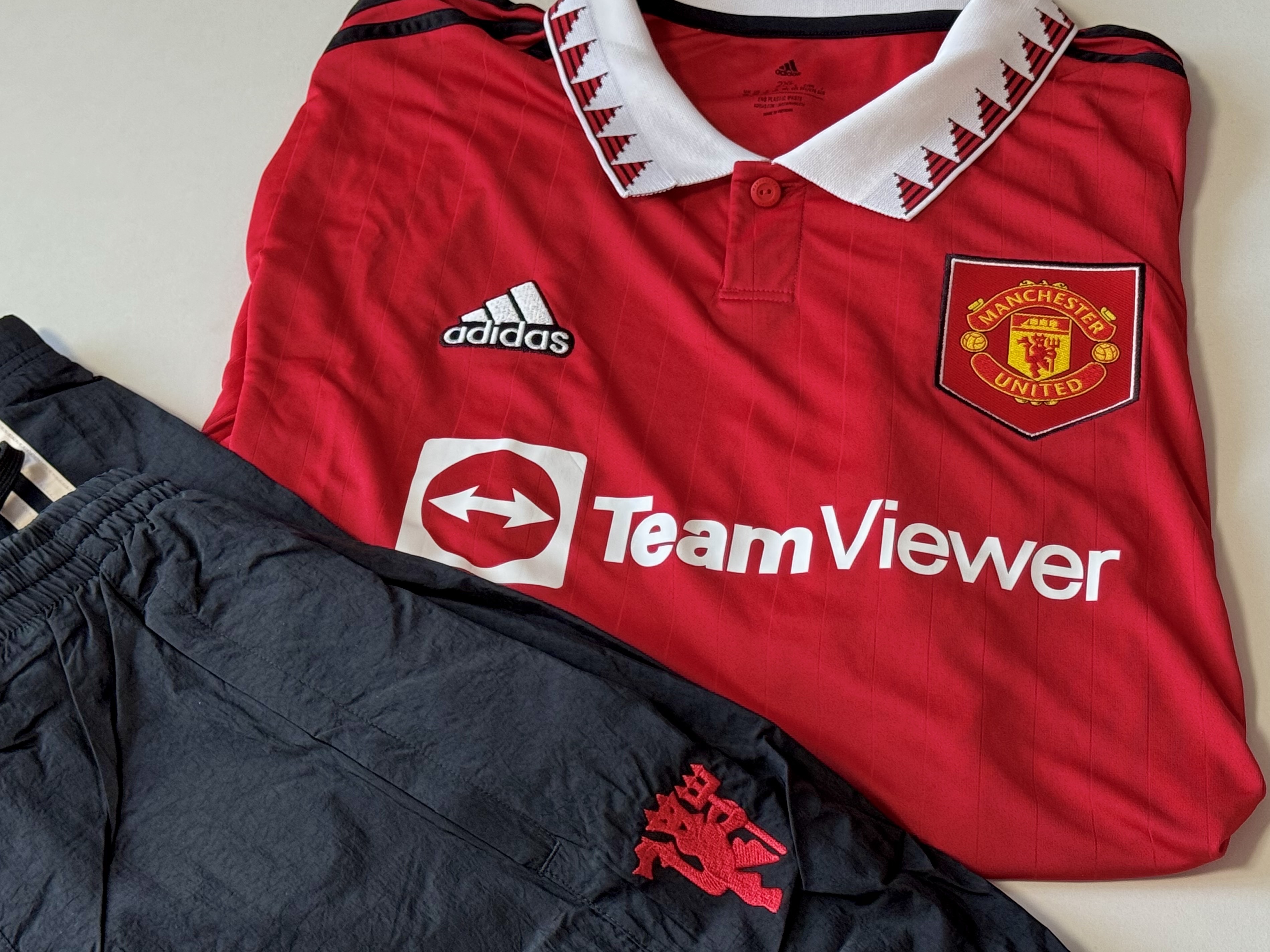 Adidas Manchester United Originals Track Pants Black - KR Sizing, Adidas Manchester United 2022/23 Home Jersey Real Red - US Sizing (Non Marking Ver.) 착용 스타일 - 5