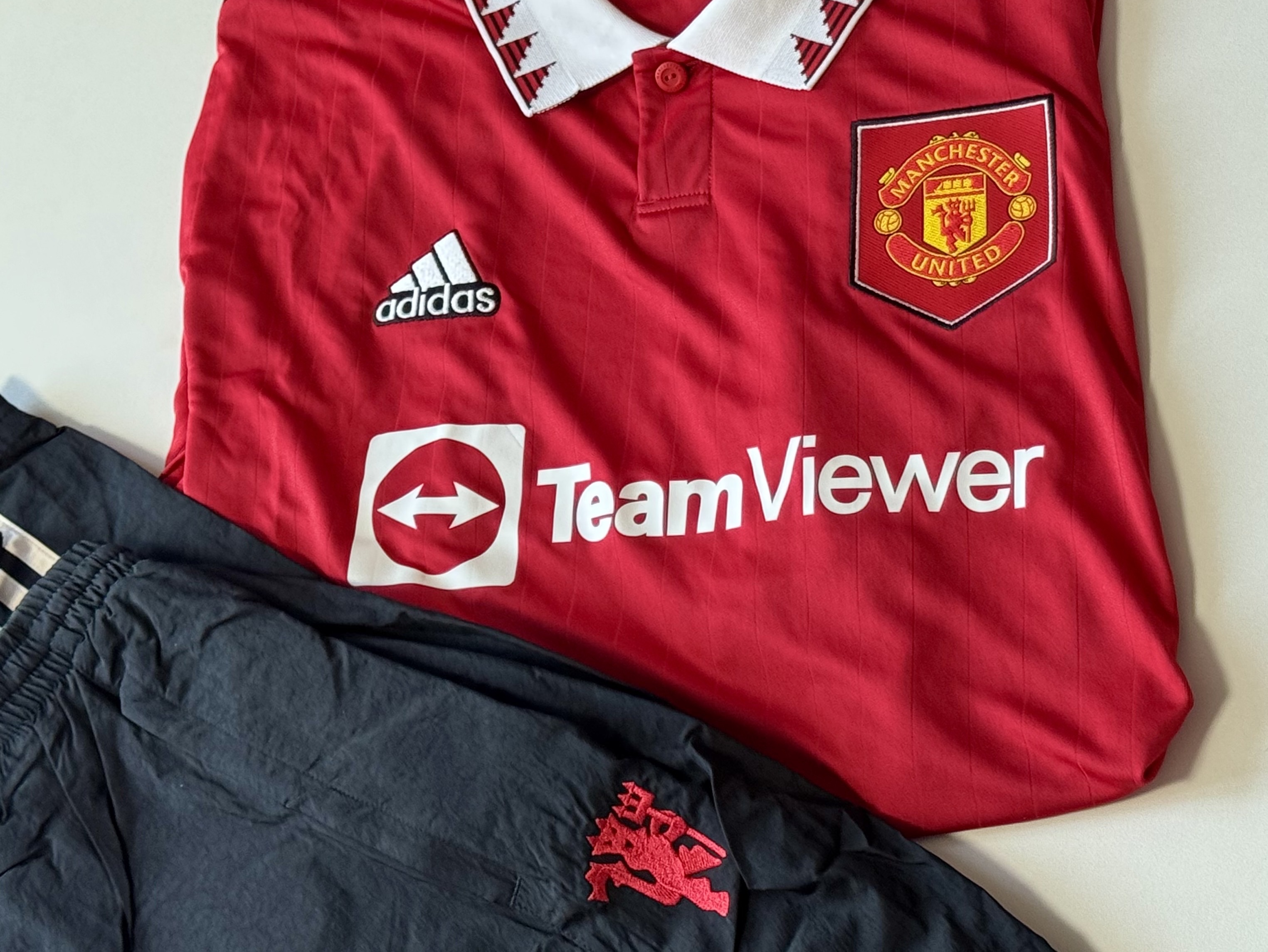 Adidas Manchester United Originals Track Pants Black - KR Sizing, Adidas Manchester United 2022/23 Home Jersey Real Red - US Sizing (Non Marking Ver.) 착용 스타일 - 6