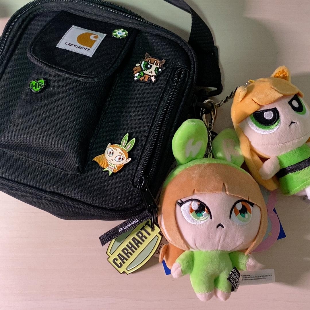 Carhartt WIP Essentials Bag Black, Newjeans x The Powerpuff Girls Metal Pin Badge Haerin 착용 스타일