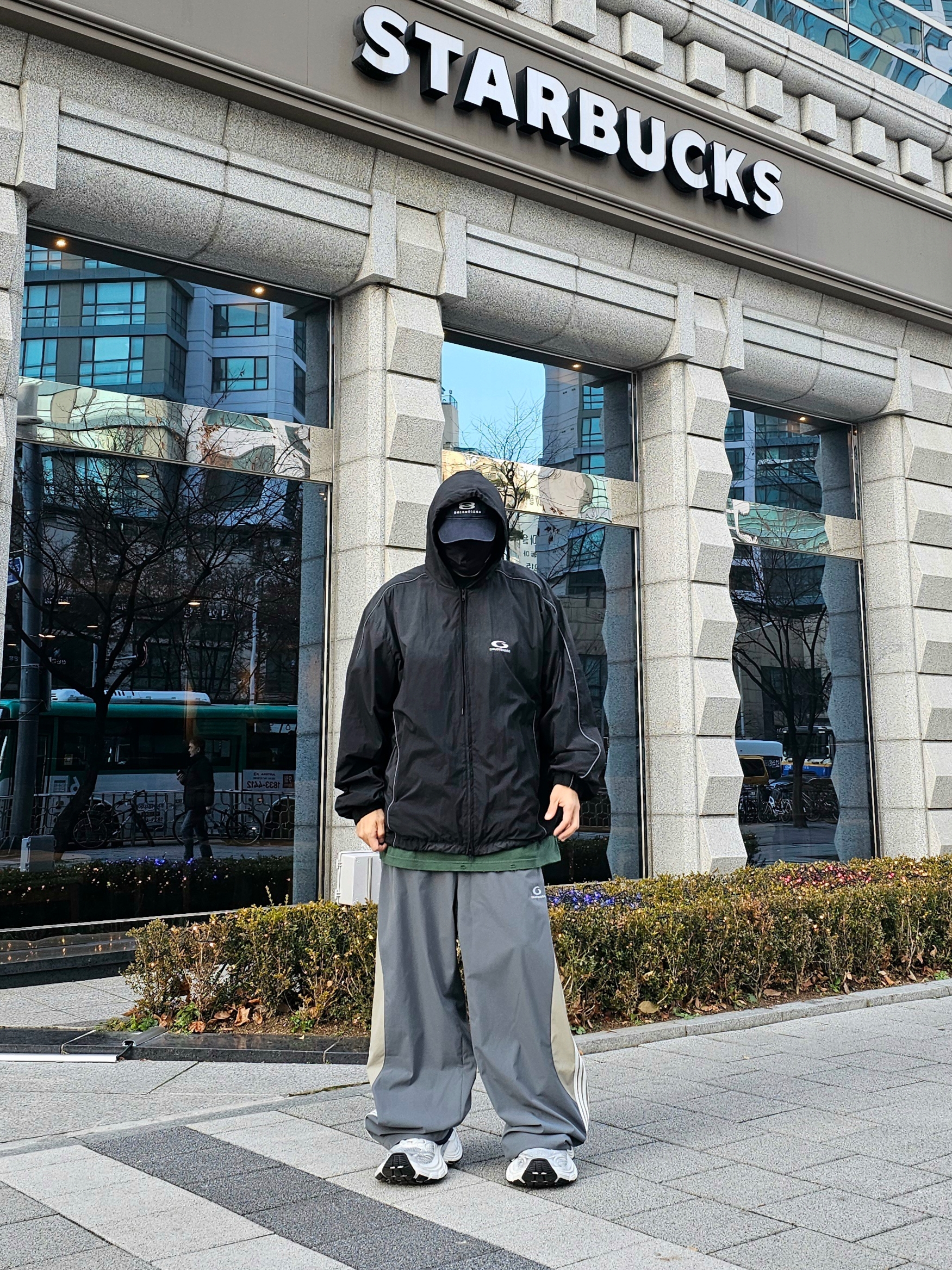 Balenciaga New Tape Type Medium Fit T-Shirt Dark Green, Balenciaga Unity Snowboard Cap Navy Blue 착용 스타일 - 2