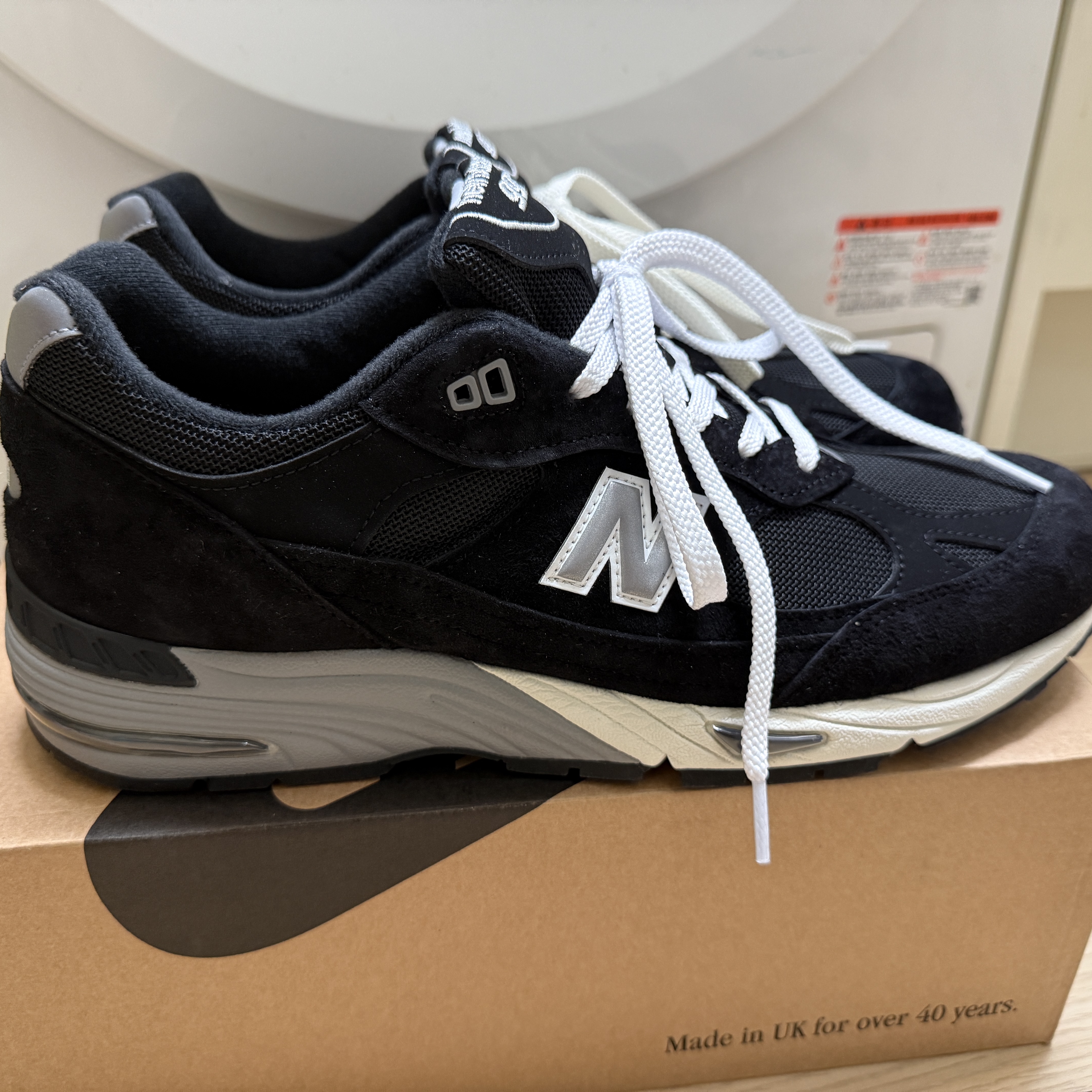 New Balance 991 Made in UK Black Silver 착용 스타일 - 3