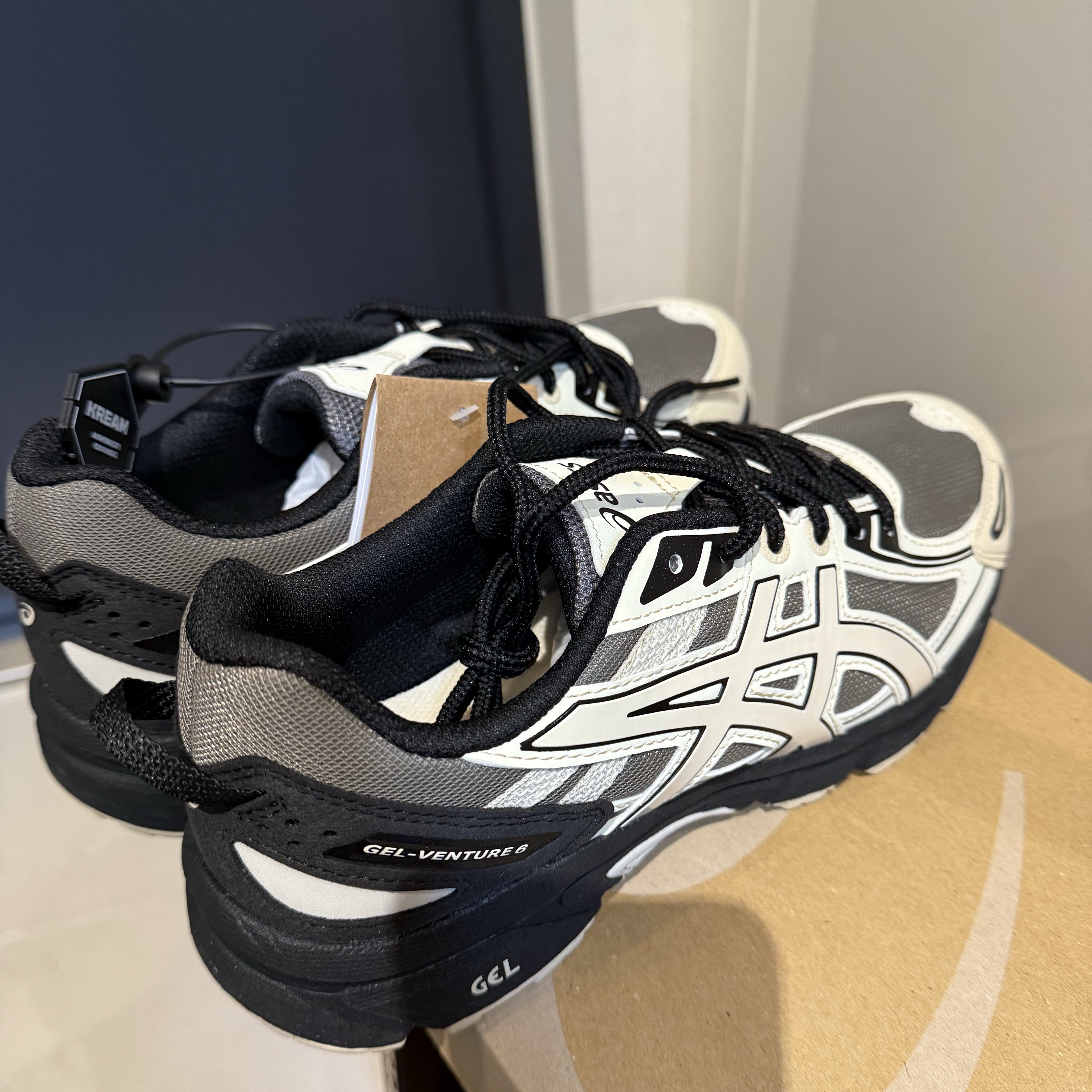 Asics Gel-Venture 6 Mink Vanila 착용 스타일