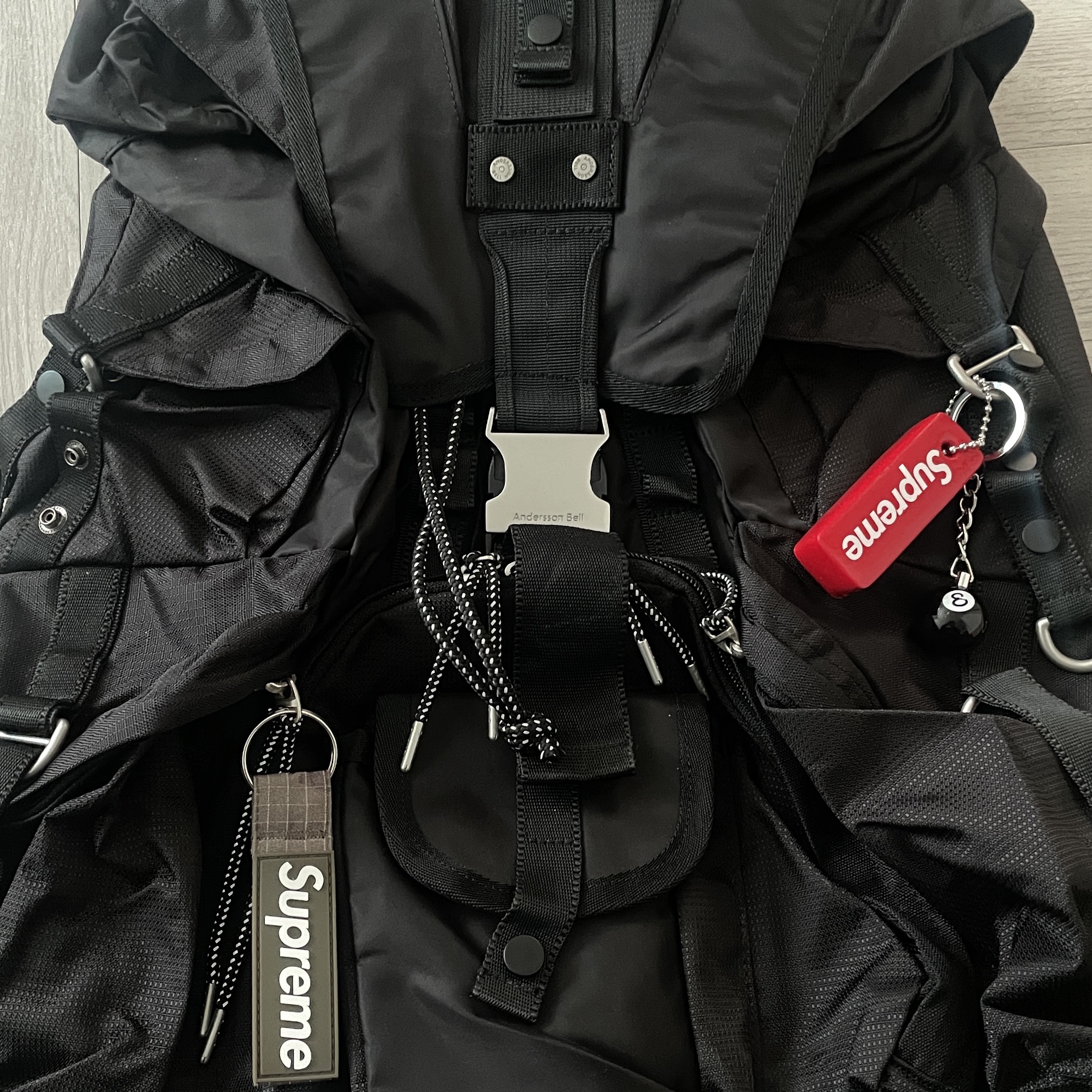 Supreme Floating Keychain Red - 23FW, Supreme Ripstop Keychain Woodland Camo - 24SS 착용 스타일