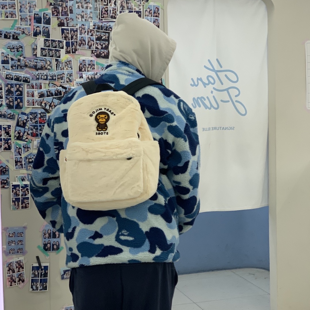 BAPE Baby Milo Fur Medium Backpack Ivory, BAPE ABC Camo Boa Ripstop Reversible Jacket Blue 착용 스타일 - 1