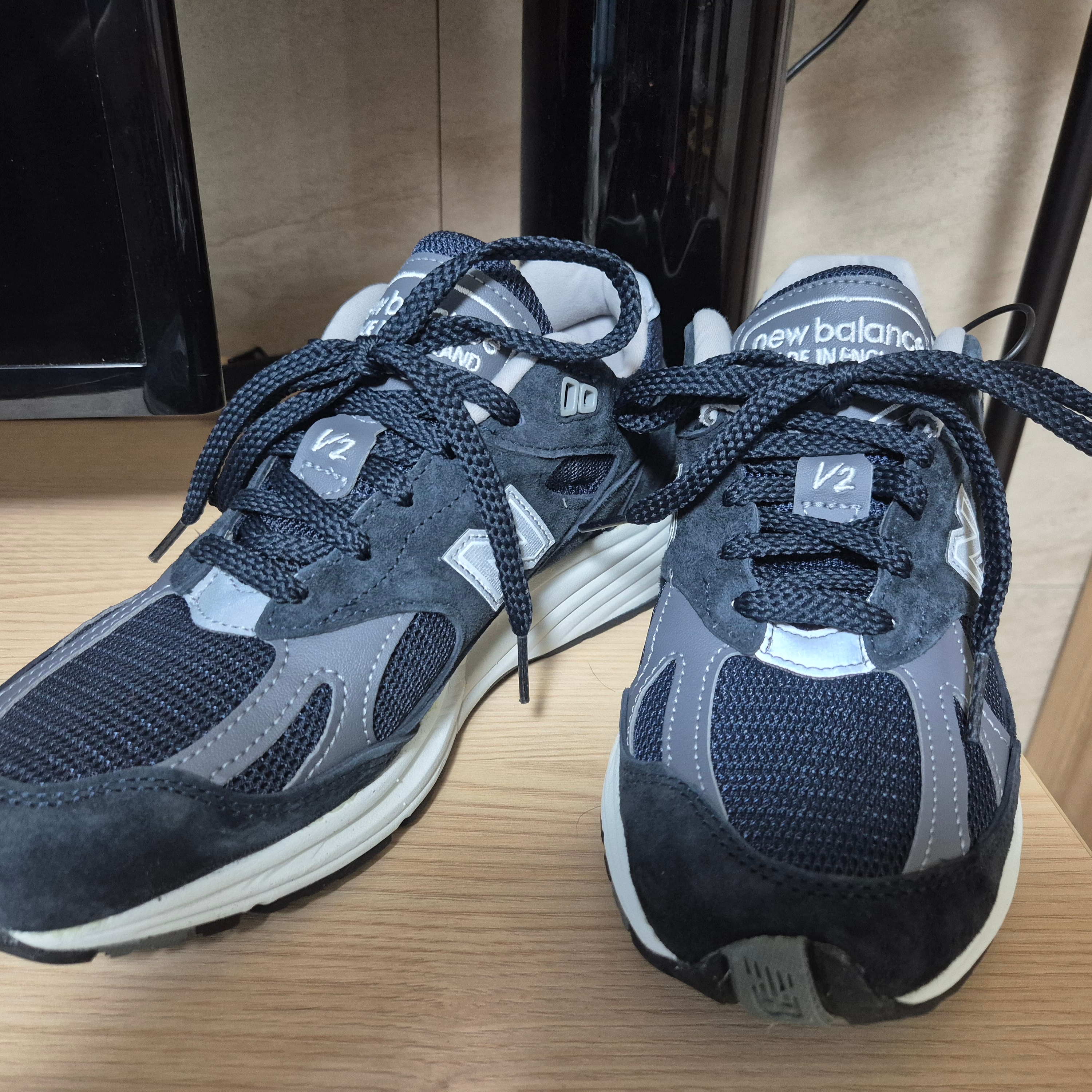 New Balance 991v2 Made in UK Dark Navy Smoked Pearl 착용 스타일 - 3