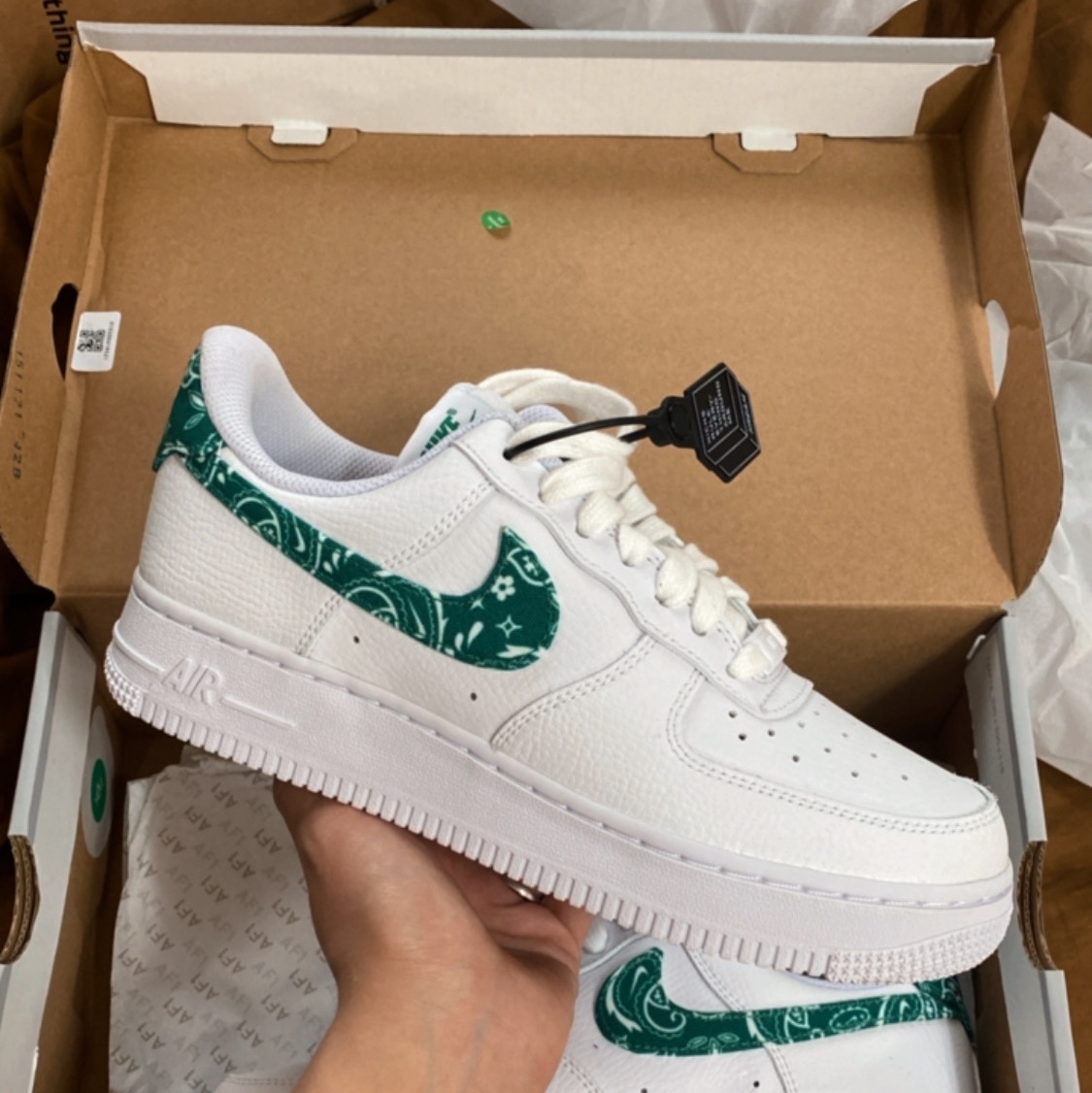 (W) Nike Air Force 1 '07 Essential Paisley Swoosh White Malachite 착용 스타일 - 1