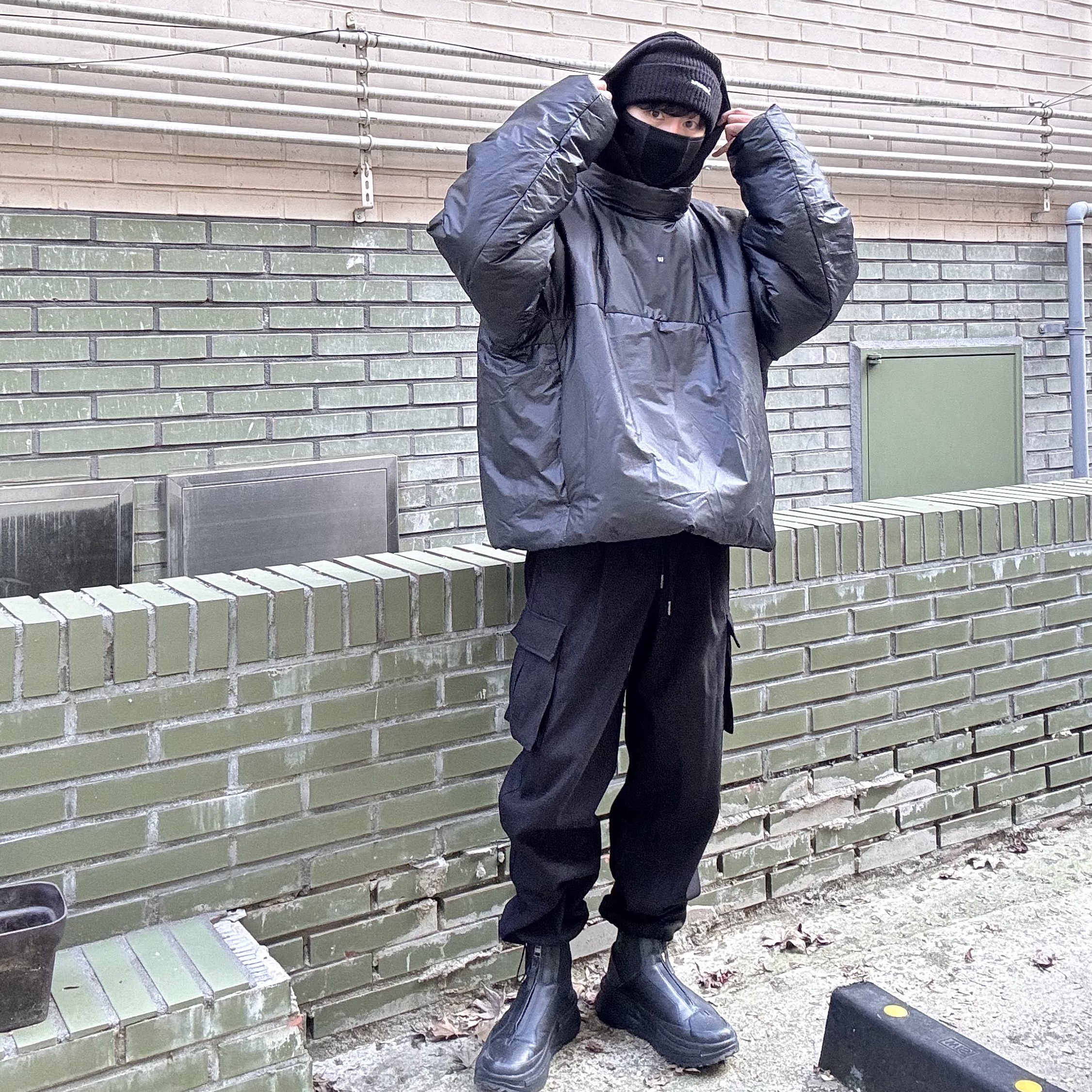 Supreme Loose Gauge Beanie Black, Yeezy Gap Engineered By Balenciaga Mock Neck Pullover Puffer Black 착용 스타일 - 2