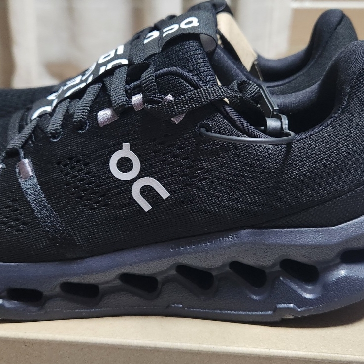 On Running Cloudsurfer All Black 착용 스타일 - 2