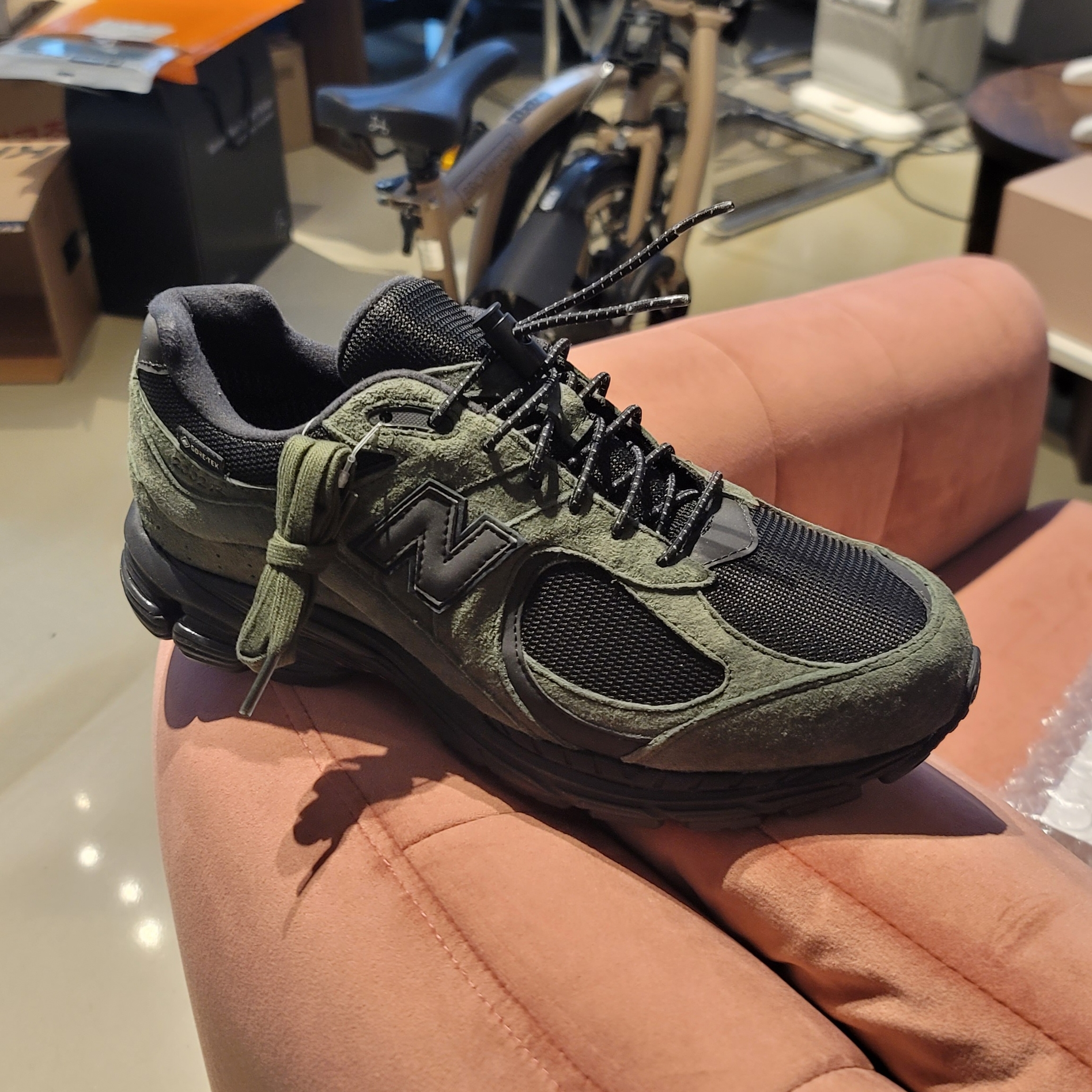 New Balance x JJJJound 2002R Gore-Tex Pine 착용 스타일 - 1