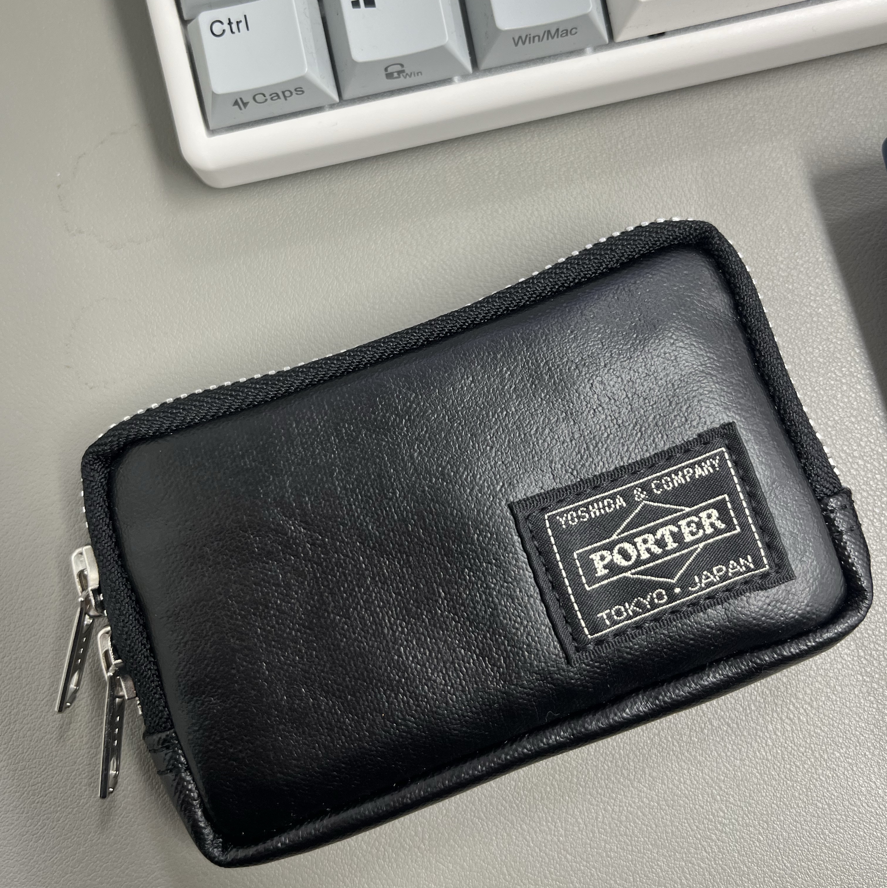 Porter Freestyle Multi Coin Case Black 착용 스타일
