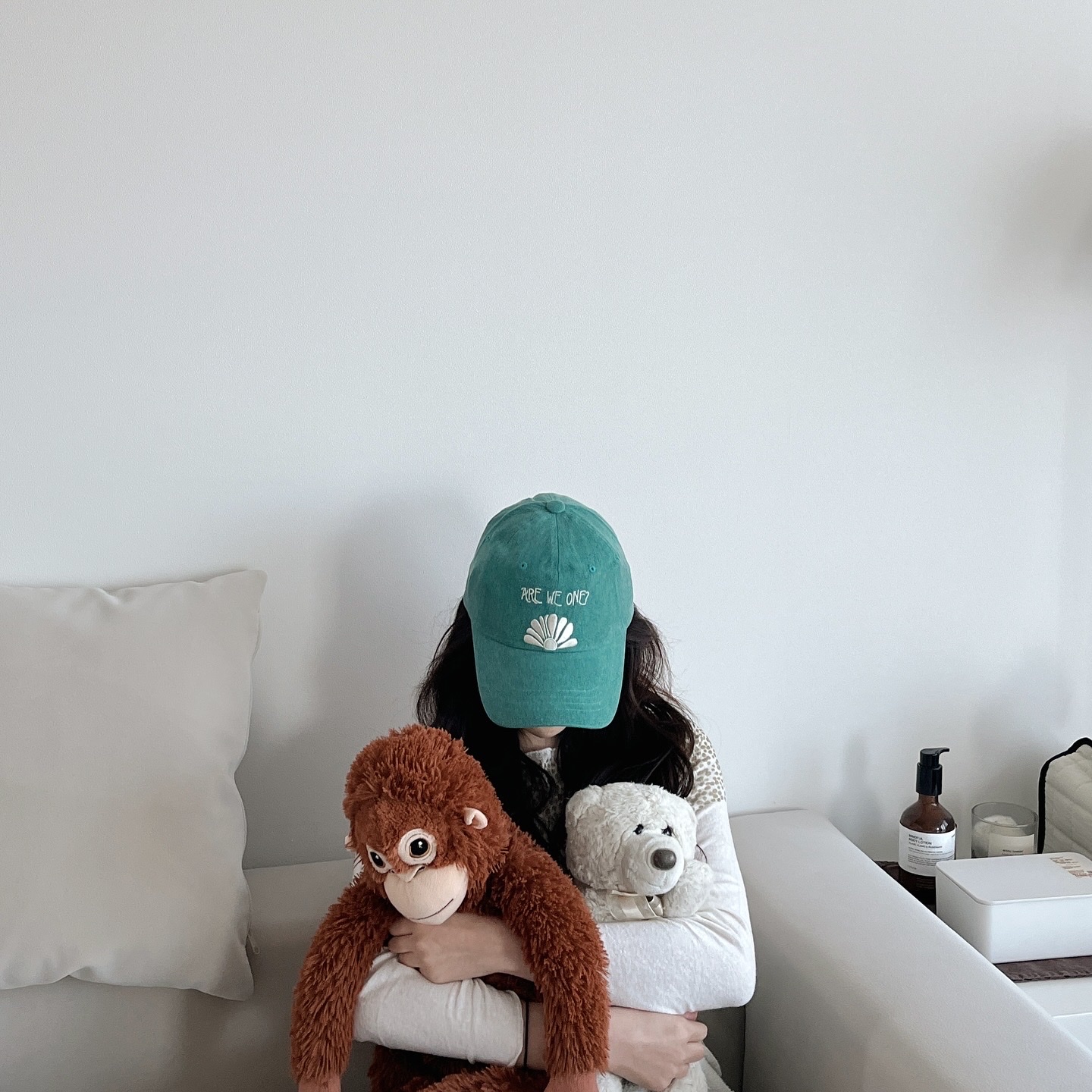 DVAN Daisy Rise Emb Ball Cap Green 착용 스타일