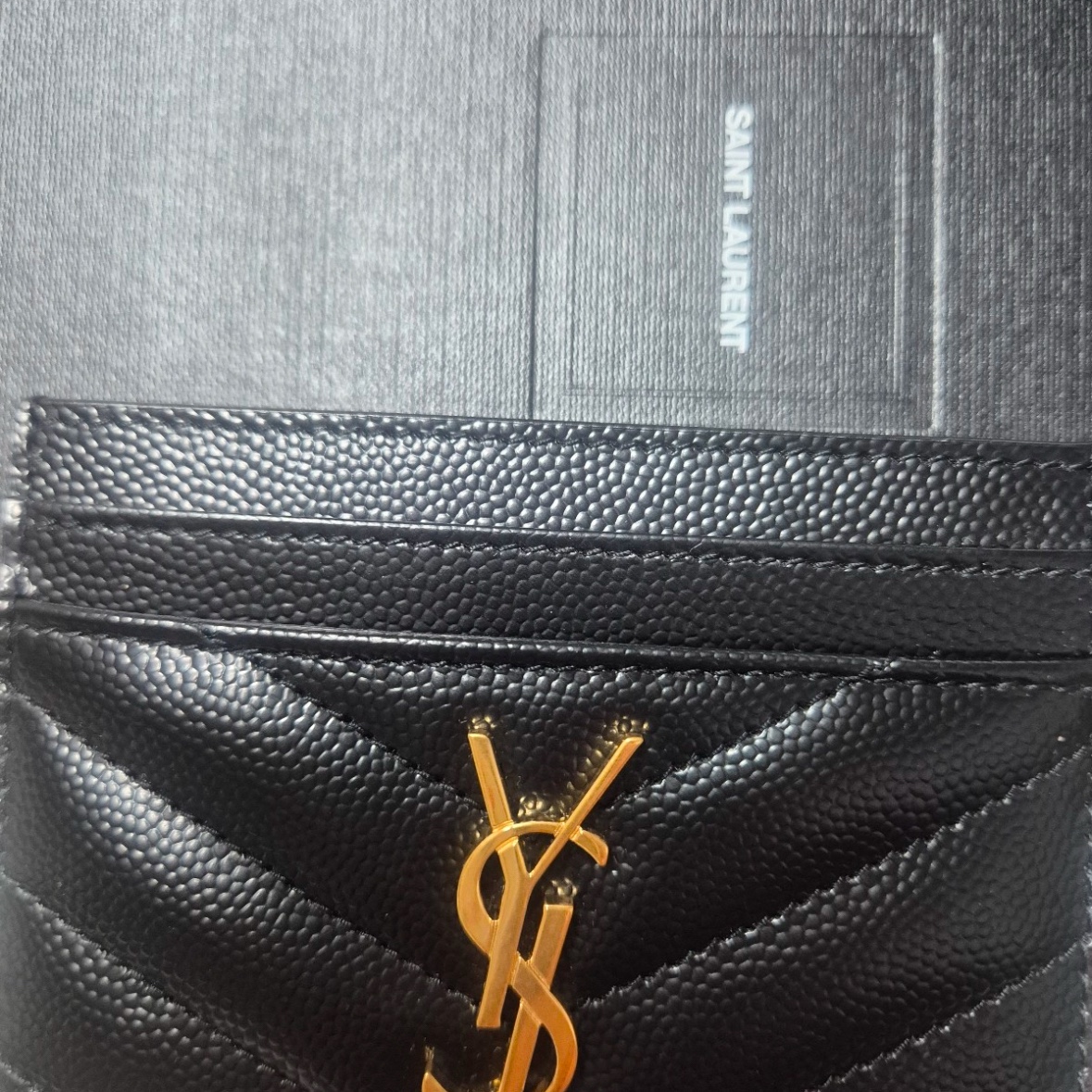 Saint Laurent Cassandre Matelasse Card Case in Grain De Poudre Embossed Leather Black 착용 스타일