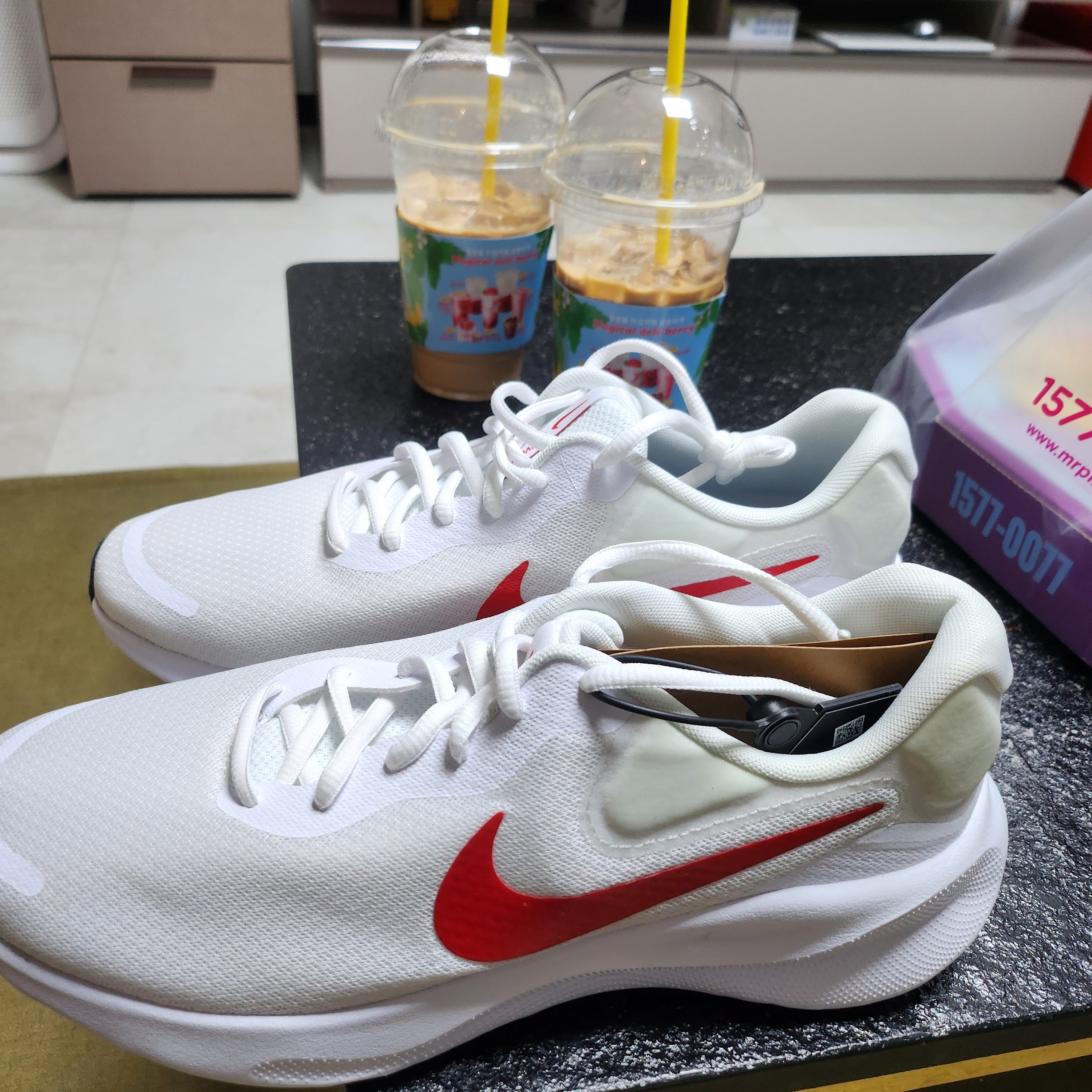 Nike Revolution 7 White University Red 착용 스타일
