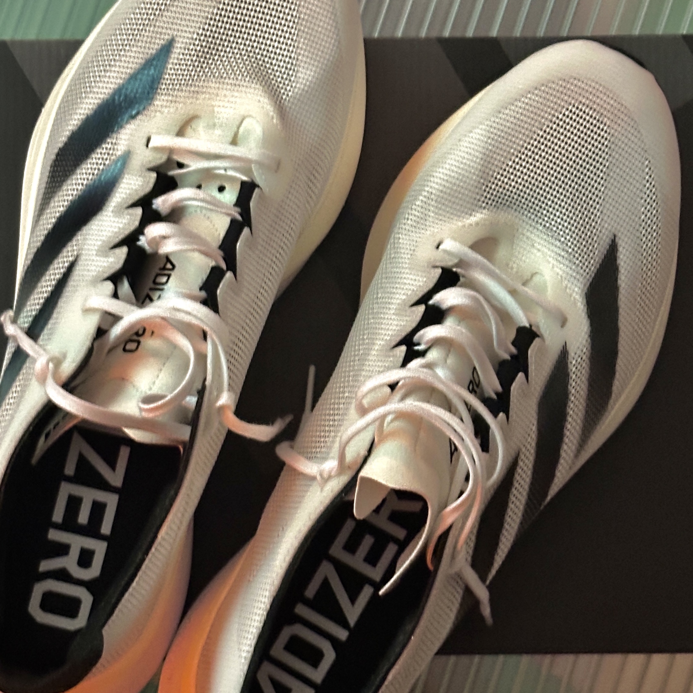 Adidas Adizero Boston 12 Cloud White Core Black Night Metallic 착용 스타일 - 1
