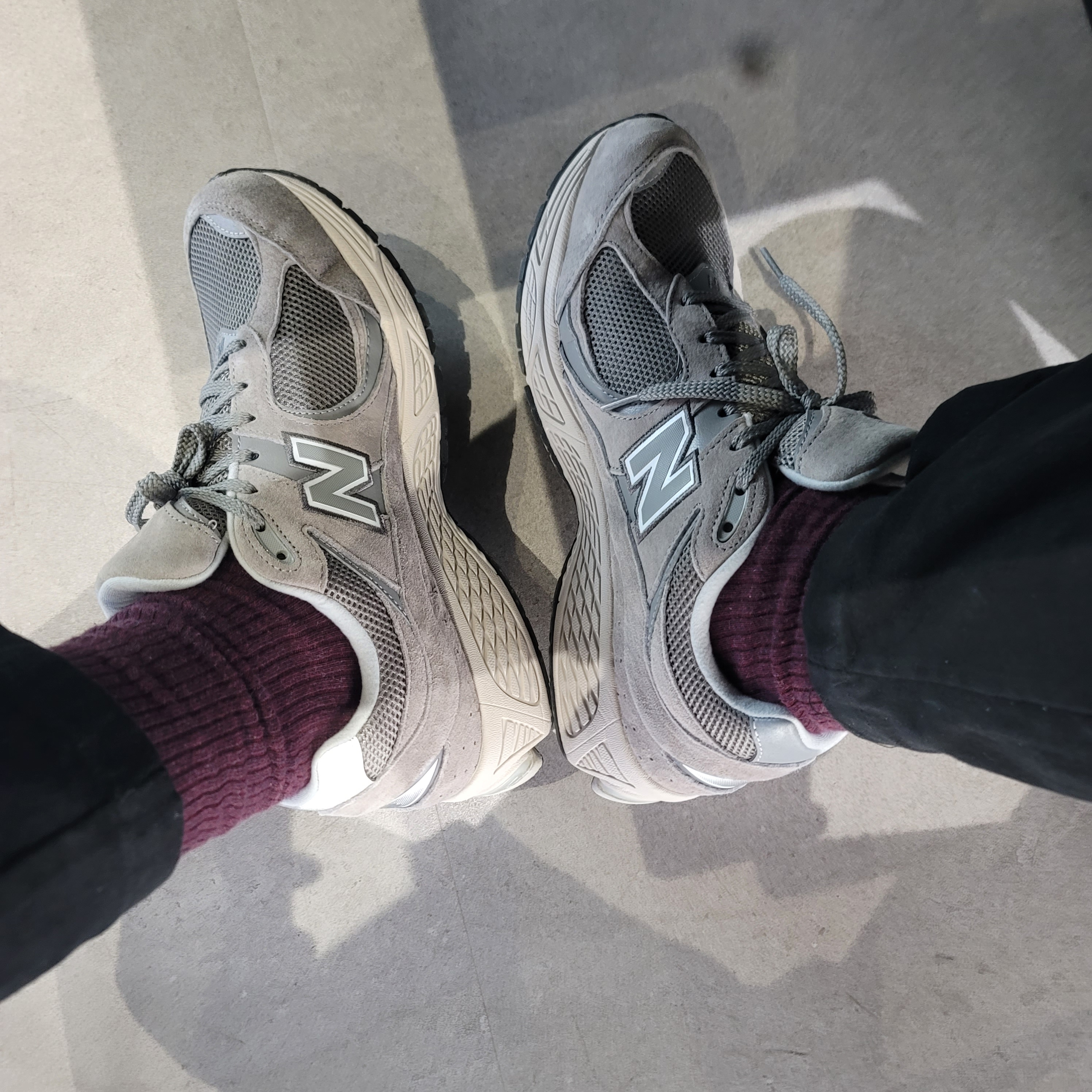 New Balance 2002R Grey 착용 스타일