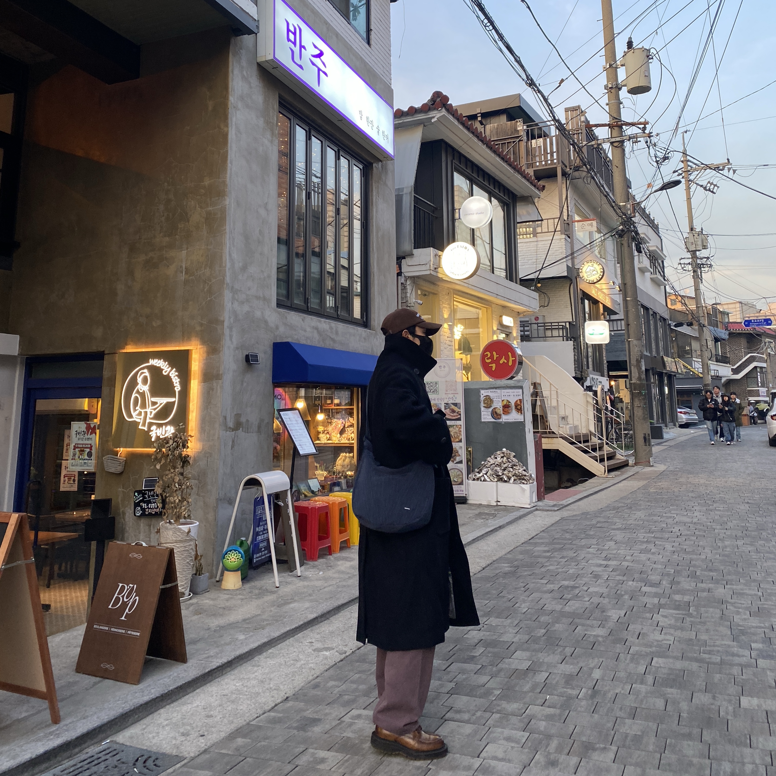 The Museum Visitor Corduroy Ball Cap Brown, Undermycar Legion.02 Balmacaan Oversized Wool Coat Black 착용 스타일 - 2