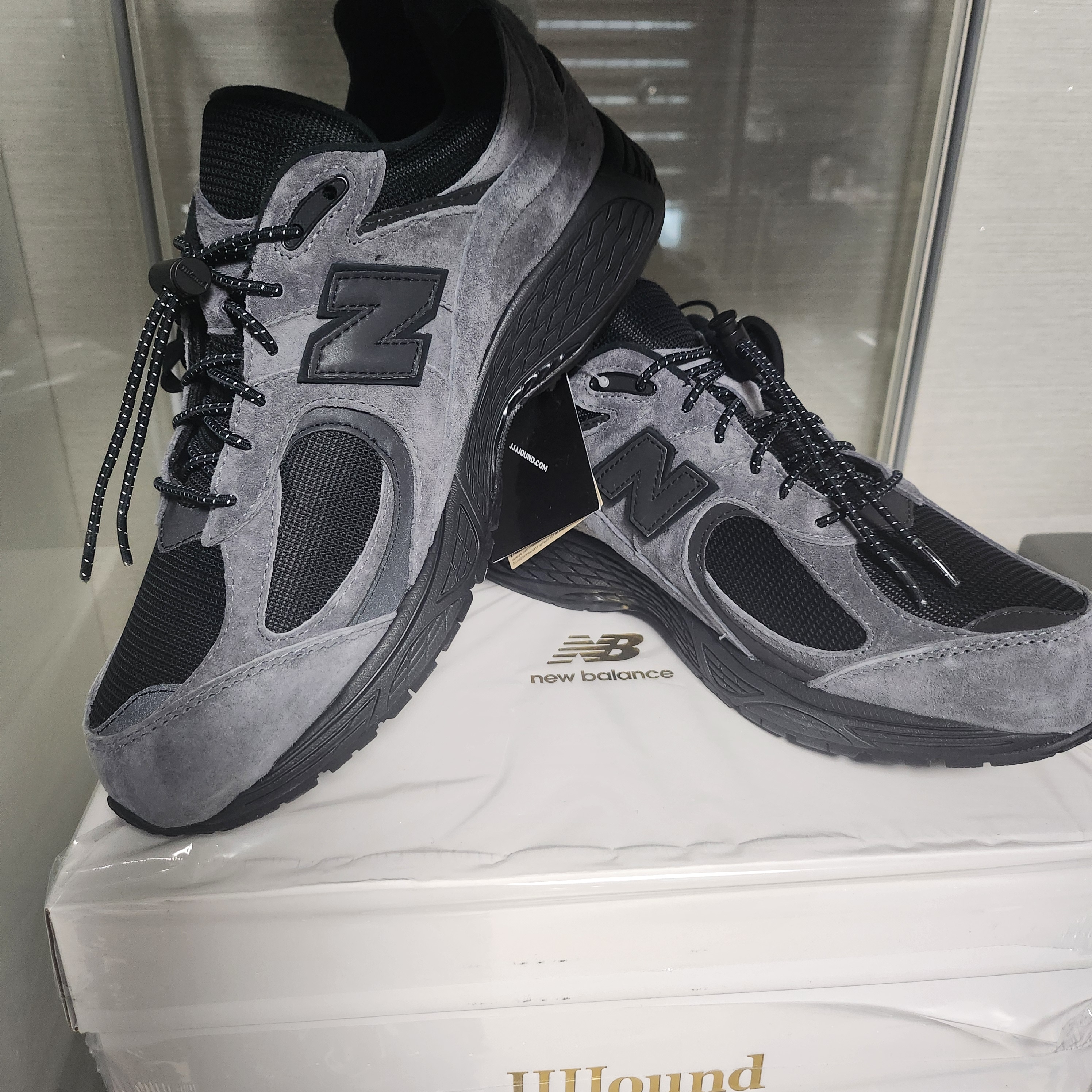 New Balance x JJJJound 2002R Gore-Tex Charcoal 착용 스타일 - 6