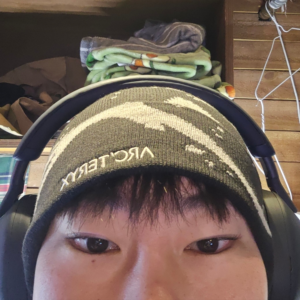 Arc'teryx Grotto Toque Black Void, Sony WH-1000XM5 Black (Korean Ver.) 착용 스타일