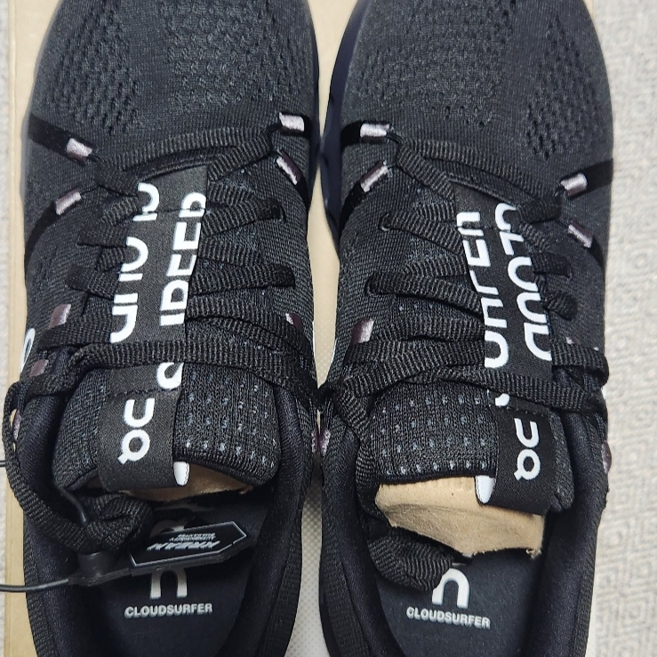 On Running Cloudsurfer All Black 착용 스타일 - 3