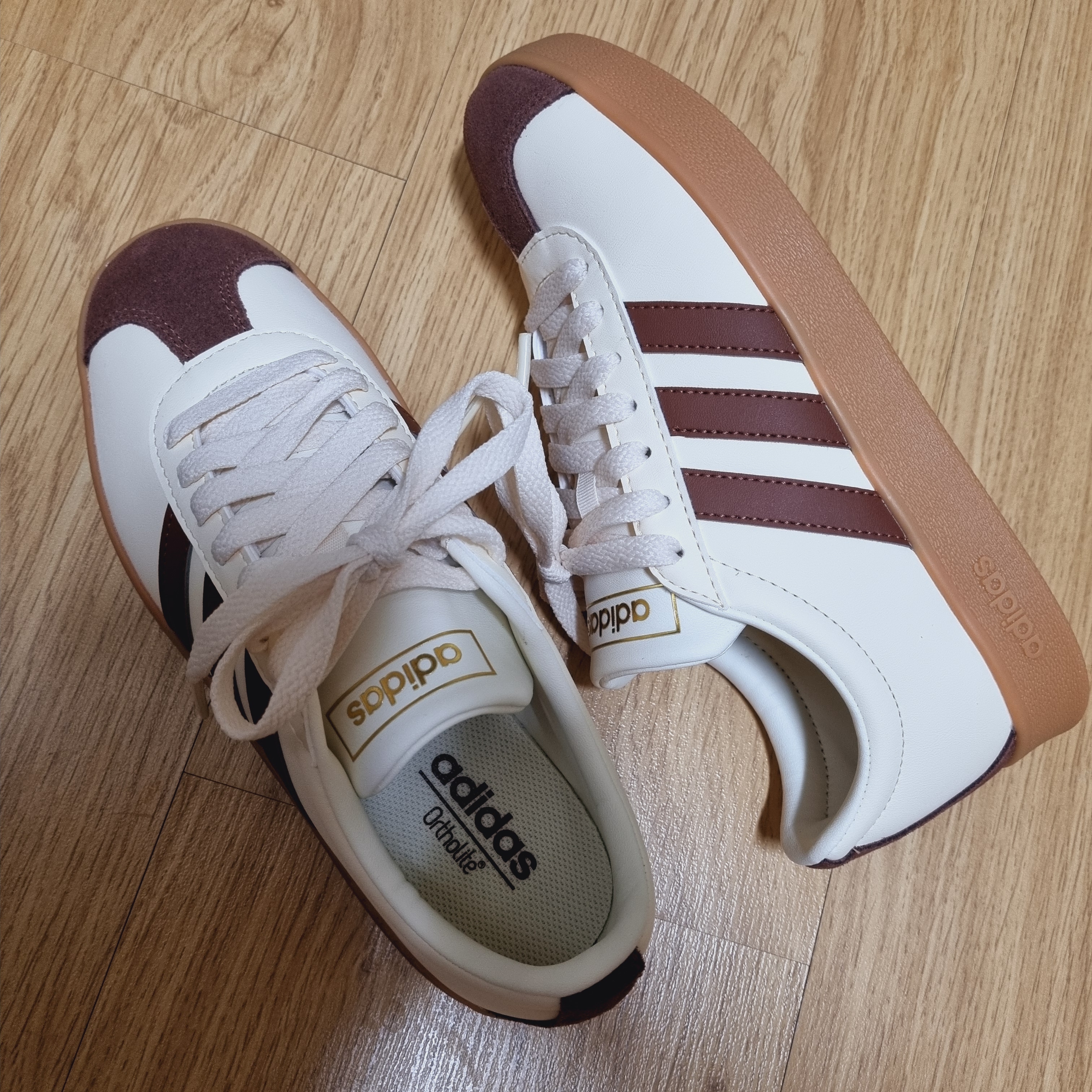 Adidas VL Court 2.0 Cream Brown 착용 스타일