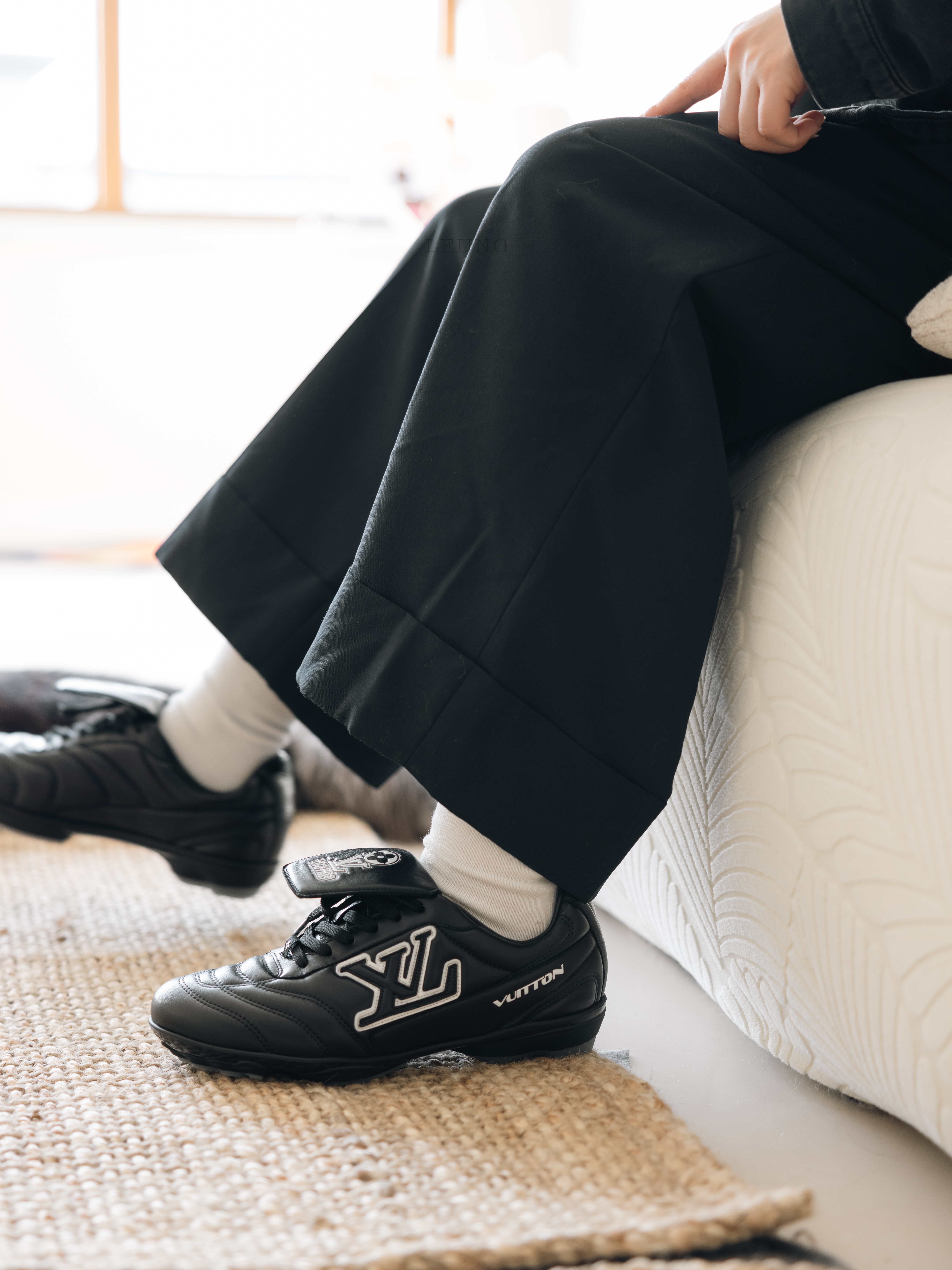 Louis Vuitton LV Footprint Soccer Sneakers Black 착용 스타일 - 4