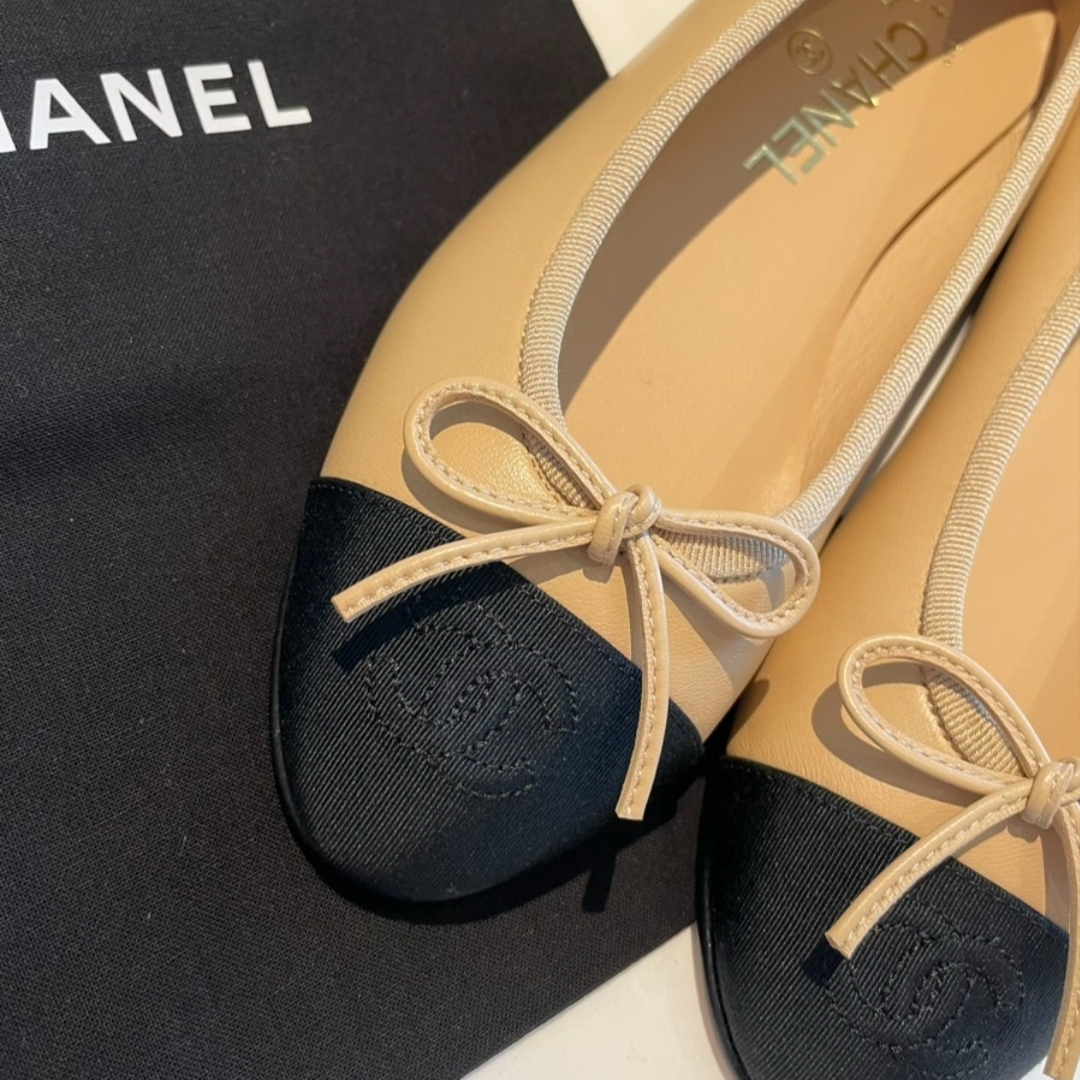 (W) Chanel Ballerina Flat Lambskin Grosgrain & Beige Black 착용 스타일 - 1