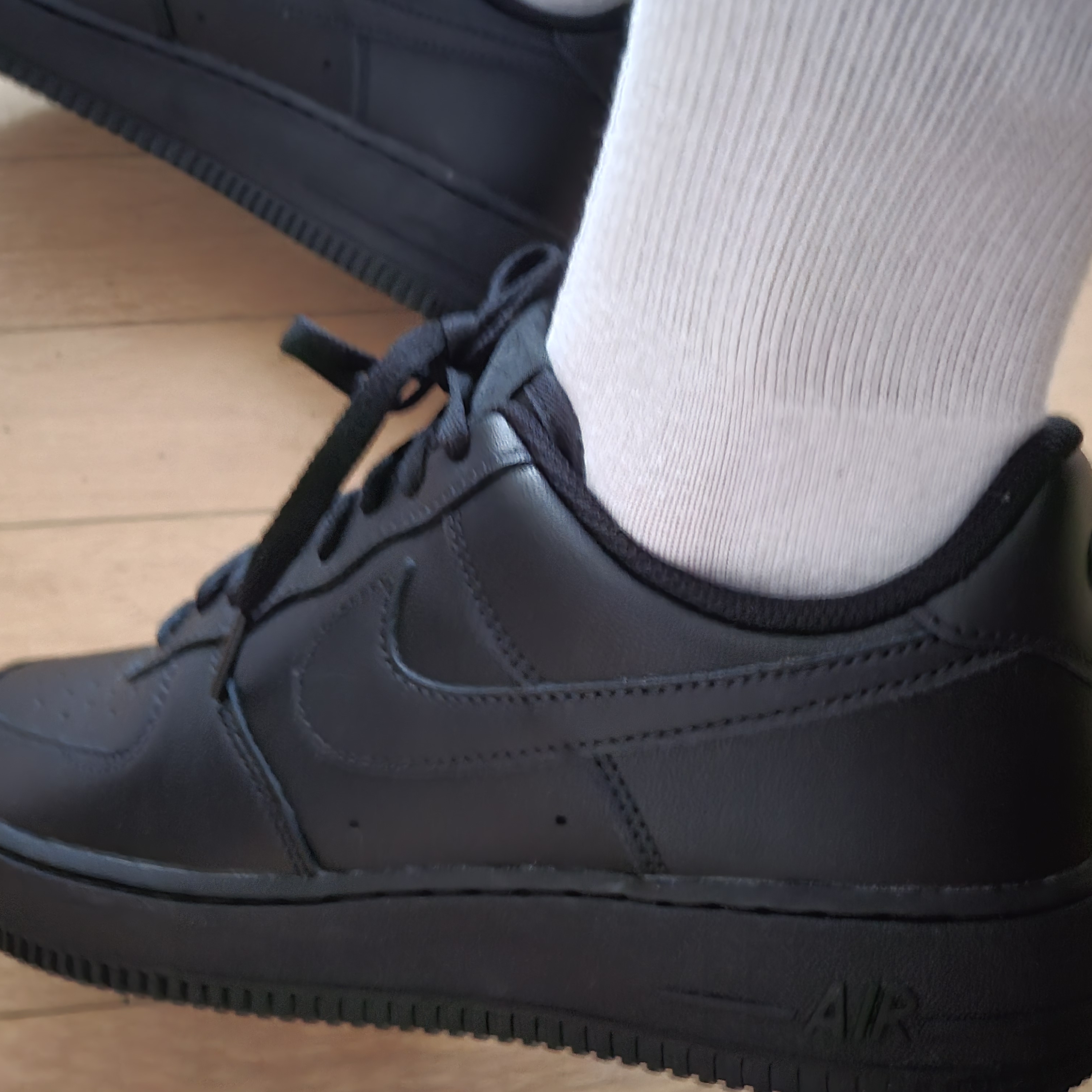 Nike Air Force 1 '07 Low Triple Black 착용 스타일
