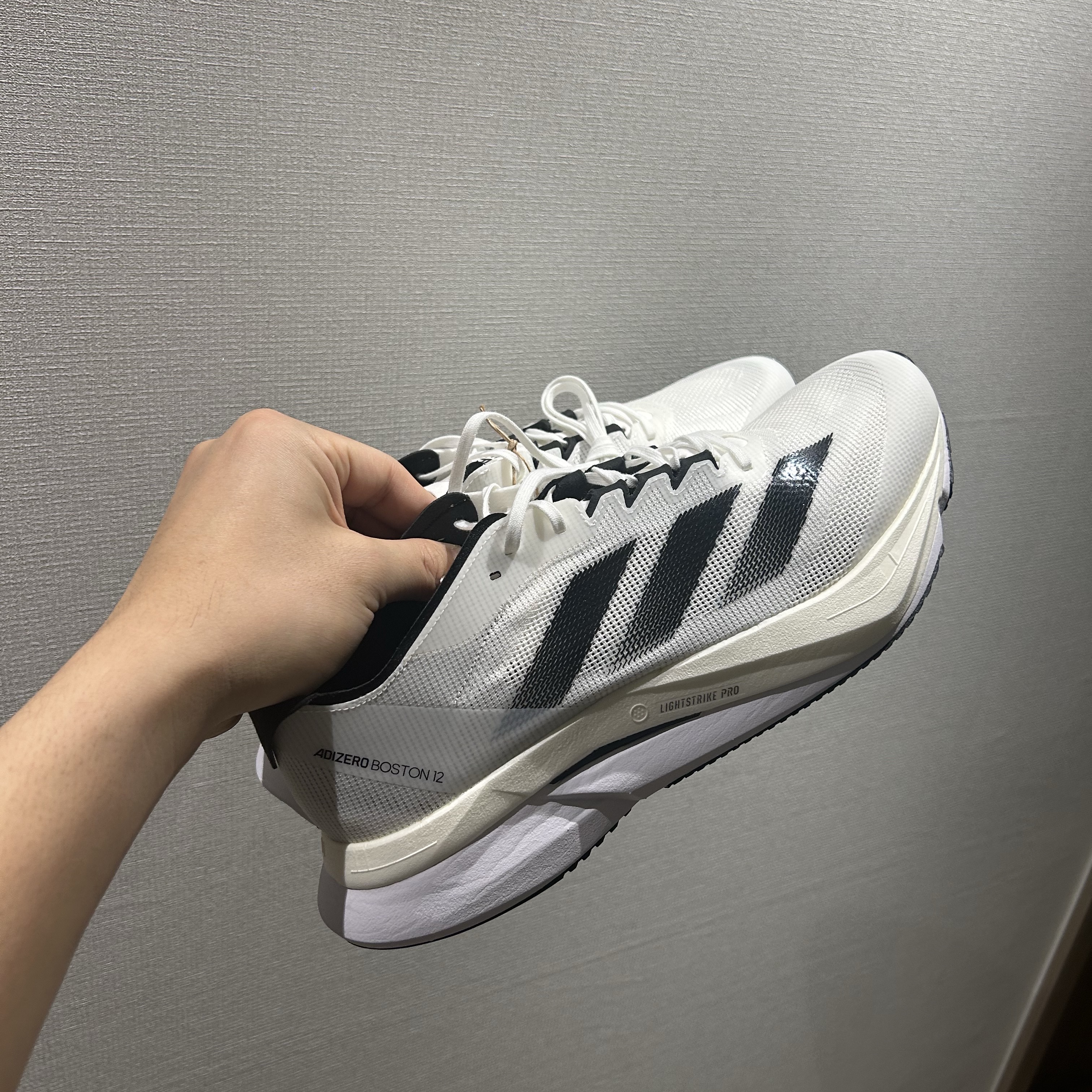 Adidas Adizero Boston 12 Cloud White Core Black Night Metallic 착용 스타일