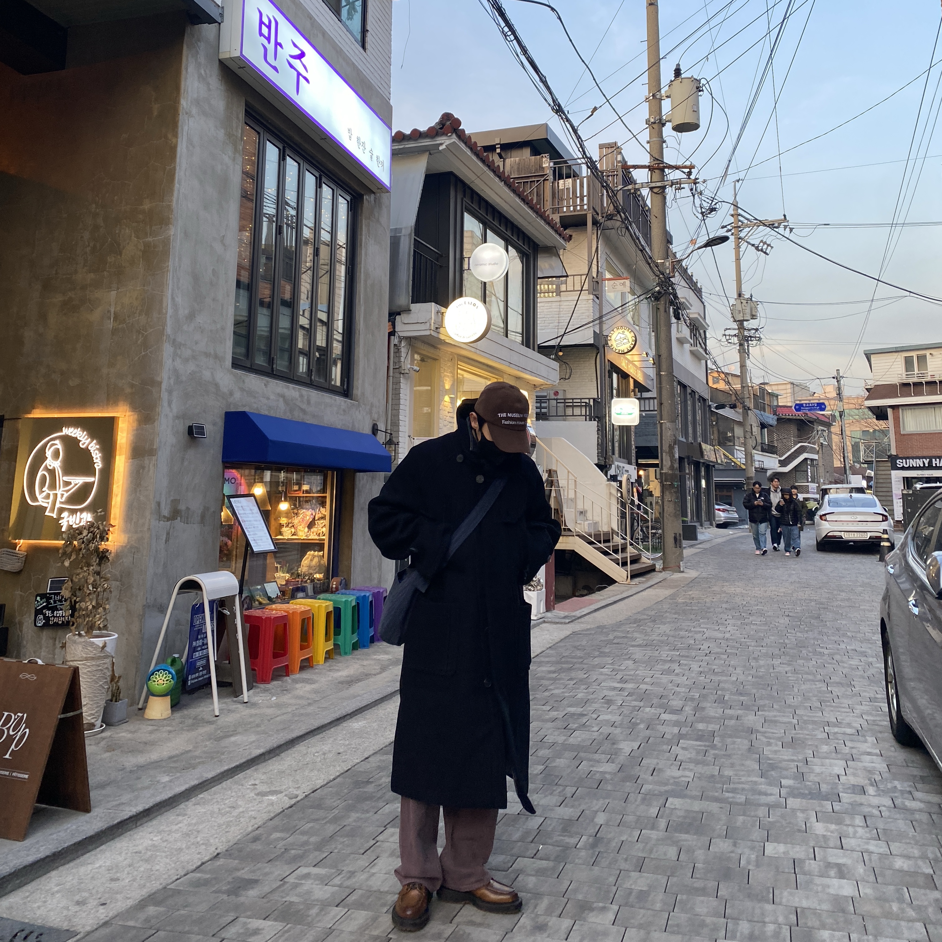 The Museum Visitor Corduroy Ball Cap Brown, Undermycar Legion.02 Balmacaan Oversized Wool Coat Black 착용 스타일 - 1