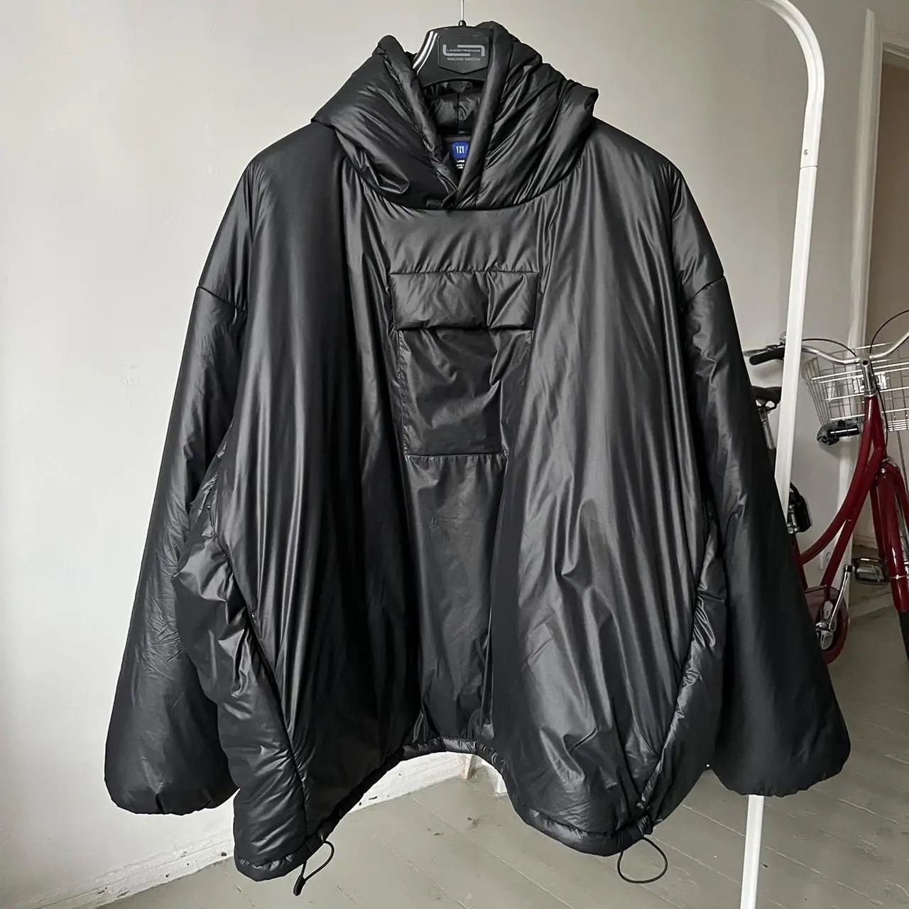 Yeezy Gap Engineered By Balenciaga Puffer Parka Black 착용 스타일 - 1