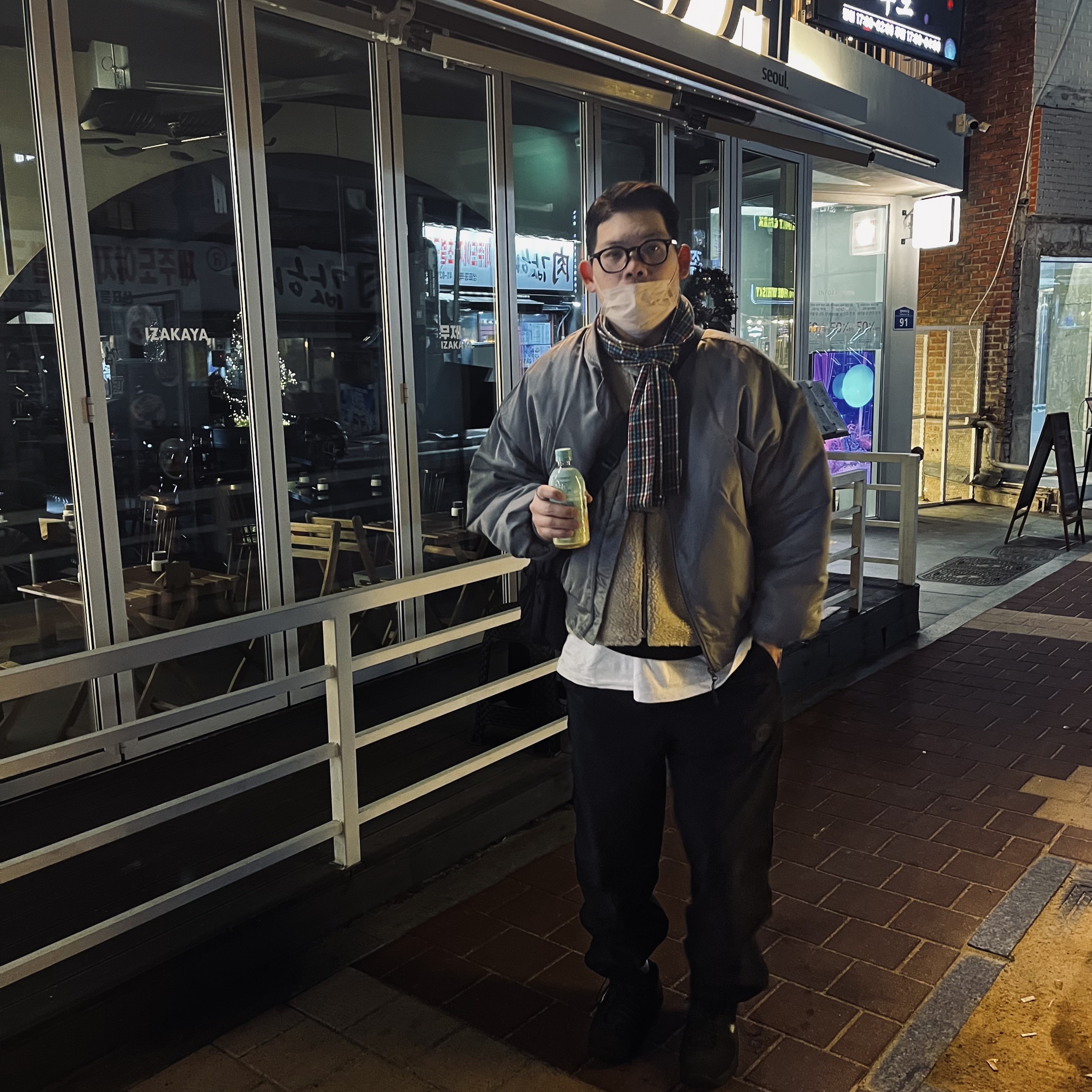 Dada Logo Nylon Pants Black, Uniqlo Multi Pocket Shoulder Bag Black 착용 스타일