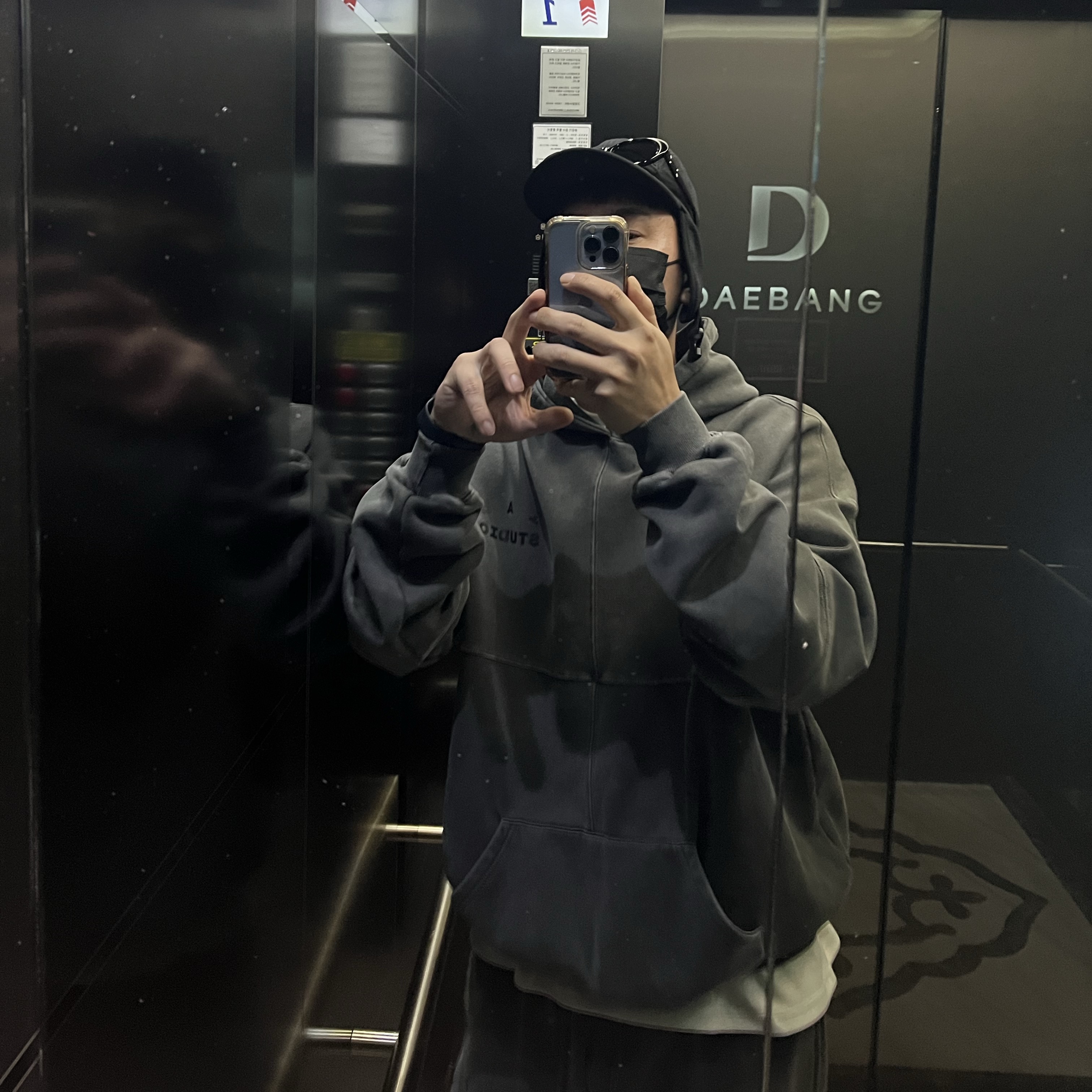 Palace Polartec Mask 5-Panel Black - 24FW, IAB Studio Blocked Pigment Hoodie Black 착용 스타일